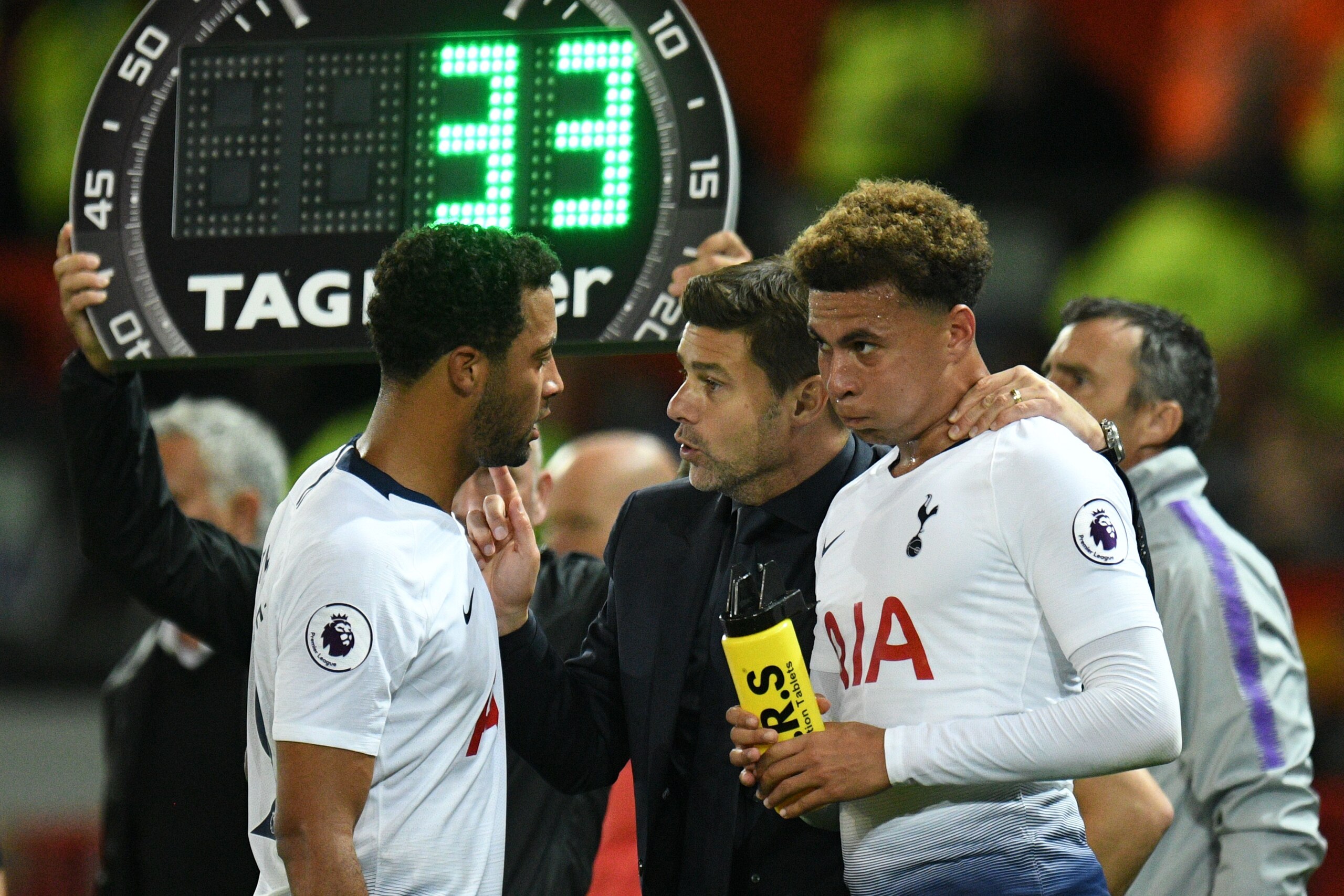 Tottenham Hotspur's Argentinian head coach Mauricio Pochettino (C) talks with Tottenham Hotspur's Belgian midfielder Mousa Dembele (L) and Tottenham Hotspur's English midfielder Dele Alli (R) during the English Premier League football match between Manche Tottenham Hotspur's Argentinian head coach Mauricio Pochettino (C) talks with Tottenham Hotspur's Belgian midfielder Mousa Dembele (L) and Tottenham Hotspur's English midfielder Dele Alli (R) during the English Premier League football match between Manche