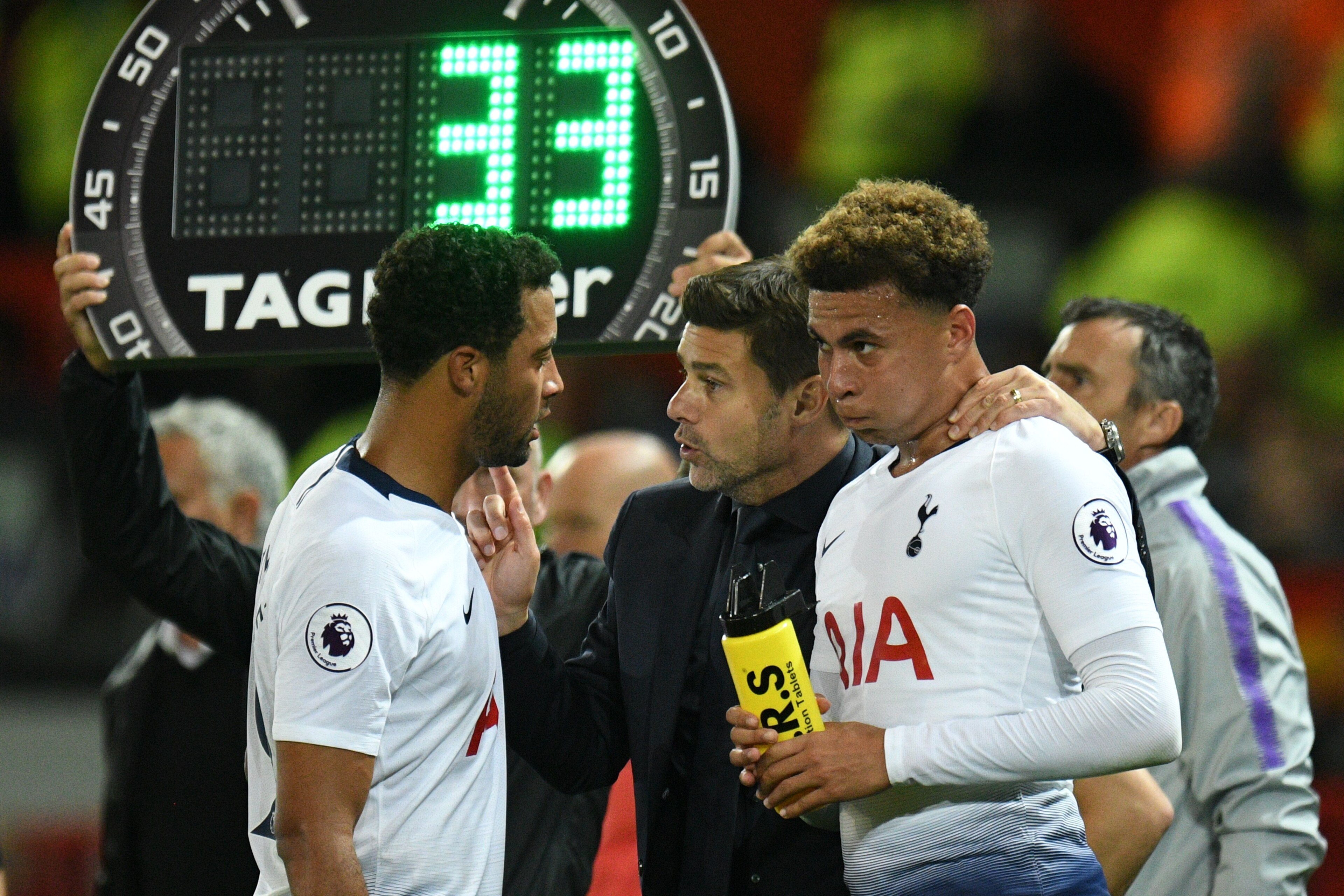 Tottenham Hotspur's Argentinian head coach Mauricio Pochettino (C) talks with Tottenham Hotspur's Belgian midfielder Mousa Dembele (L) and Tottenham Hotspur's English midfielder Dele Alli (R) during the English Premier League football match between Manche Tottenham Hotspur's Argentinian head coach Mauricio Pochettino (C) talks with Tottenham Hotspur's Belgian midfielder Mousa Dembele (L) and Tottenham Hotspur's English midfielder Dele Alli (R) during the English Premier League football match between Manche