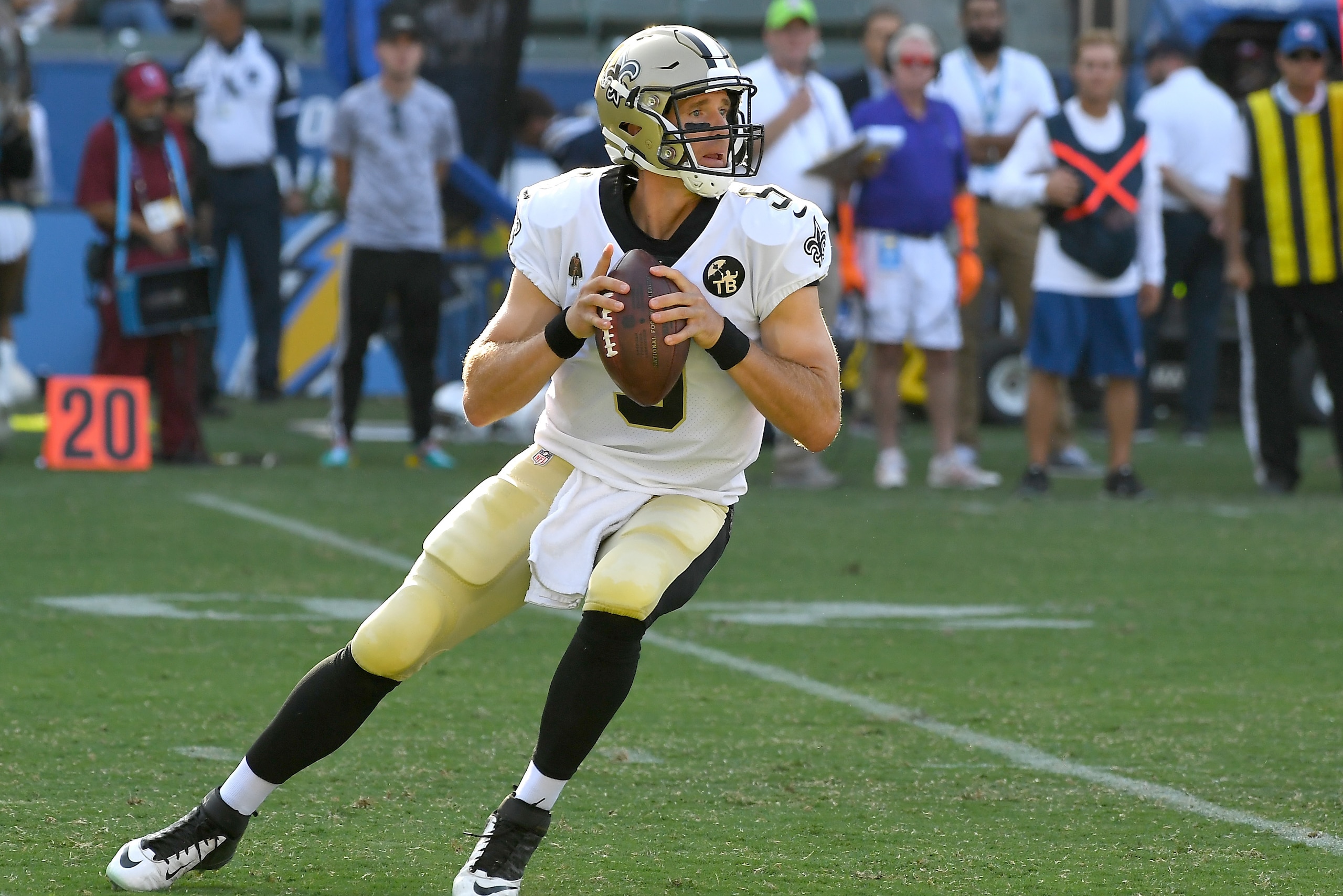 CARSON, CA - AUGUST 25:  Drew Brees #9 of the New Orleans Saints sets to pass in the first quarter of the pre-season game against the Los Angeles Chargers at StubHub Center on August 25, 2018 in Carson, California.  (Photo by Jayne Kamin-Oncea/Getty Image