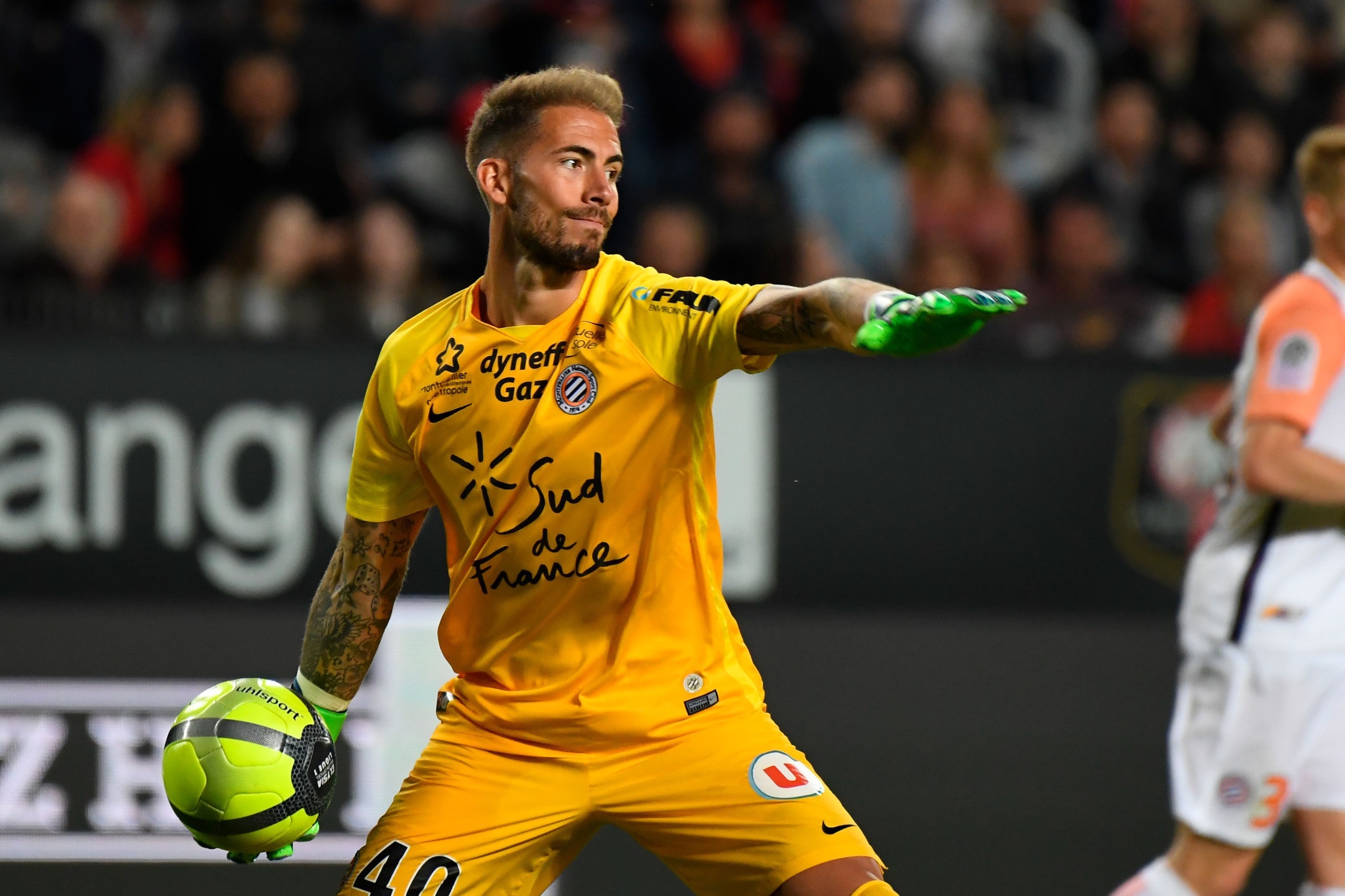 Montpellier's French goalkeeper Benjamin Lecomte throws the ball during the French L1 football match Rennes against Montpellier on May 19, 2018 at the Roazhon park stadium in Rennes, western France. (Photo by DAMIEN MEYER / AFP)        (Photo credit shoul