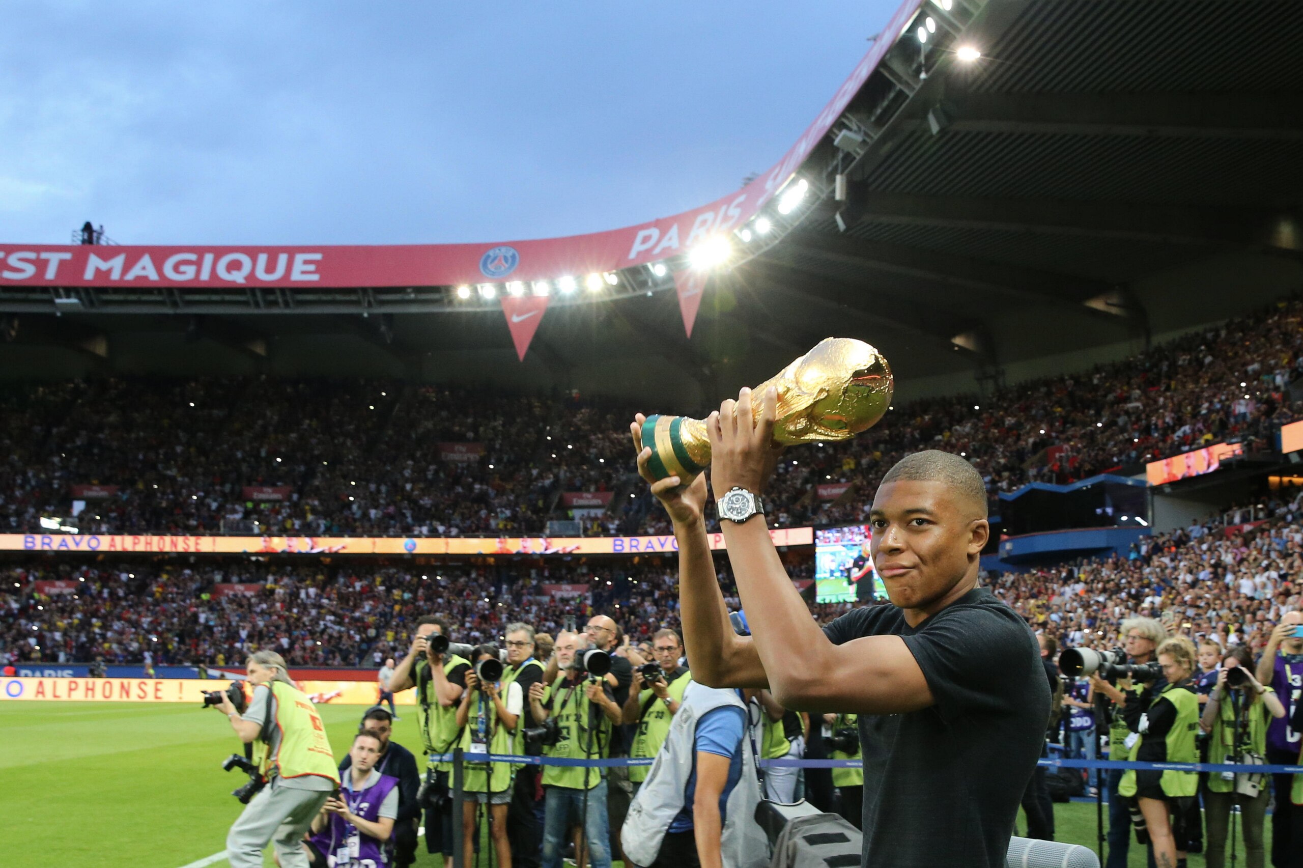 PARIS, FRANCE - AUGUST 12: Kylian Mbappe of Paris Saint-Germain celebrate the FIFA world cup before the Ligue 1 match between Paris Saint Germain and SM Caen at Parc des Princes on August 12, 2018 in Paris, France. (Photo by Xavier Laine/Getty Images) PARIS, FRANCE - AUGUST 12: Kylian Mbappe of Paris Saint-Germain celebrate the FIFA world cup before the Ligue 1 match between Paris Saint Germain and SM Caen at Parc des Princes on August 12, 2018 in Paris, France. (Photo by Xavier Laine/Getty Images)