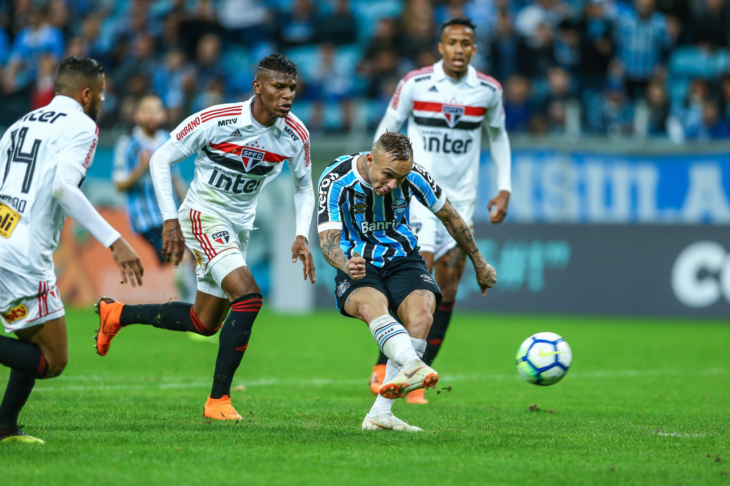 PORTO ALEGRE, BRAZIL - JULY 26: Everton of Gremio battles for the ball against Arboleda of Sao Paulo during the match Gremio v Sao Paulo as part of Brasileirao Series A 2018, at Arena do Gremio on July 26, 2018, in Porto Alegre, Brazil. (Photo by Lucas Ue PORTO ALEGRE, BRAZIL - JULY 26: Everton of Gremio battles for the ball against Arboleda of Sao Paulo during the match Gremio v Sao Paulo as part of Brasileirao Series A 2018, at Arena do Gremio on July 26, 2018, in Porto Alegre, Brazil. (Photo by Lucas Ue