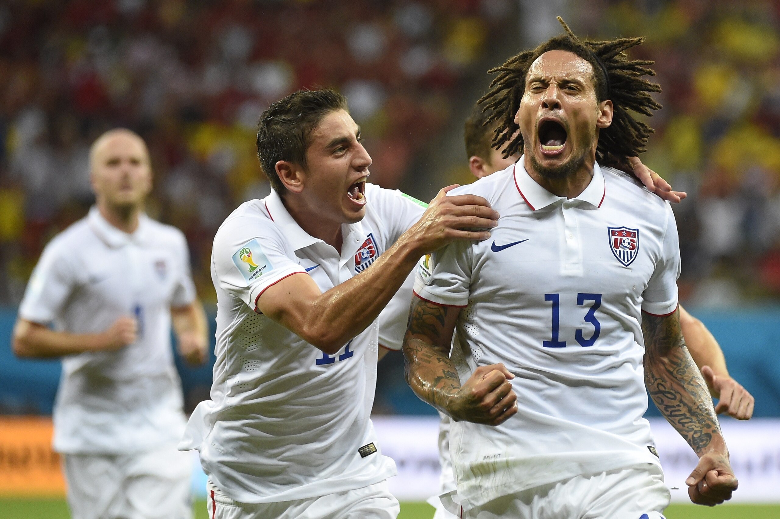 US midfielder Jermaine Jones (R) celebrates with teammates after scoring during a Group G football match between USA and Portugal at the Amazonia Arena in Manaus during the 2014 FIFA World Cup on June 22, 2014. AFP PHOTO / ODD ANDERSEN        (Photo credi