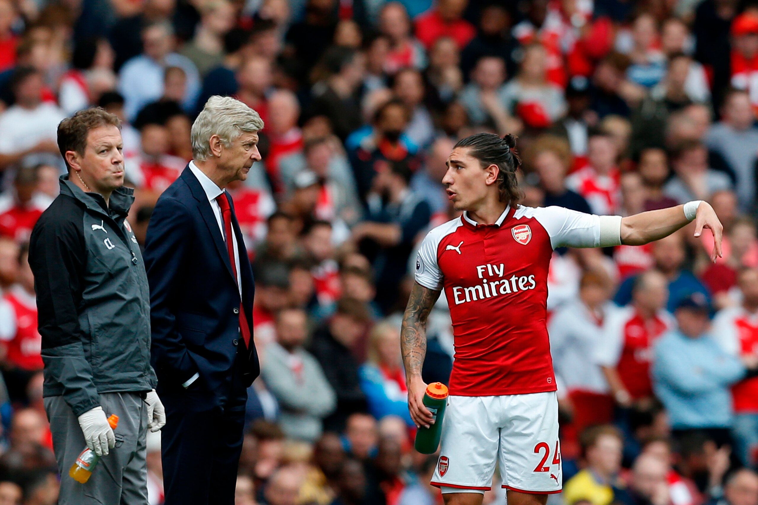 Arsenal's Spanish defender Hector Bellerin (R) talks with Arsenal's French manager Arsene Wenger (C) during the English Premier League football match between Arsenal and Bournemouth at the Emirates Stadium in London on September 9, 2017. / AFP PHOTO / Ian Arsenal's Spanish defender Hector Bellerin (R) talks with Arsenal's French manager Arsene Wenger (C) during the English Premier League football match between Arsenal and Bournemouth at the Emirates Stadium in London on September 9, 2017. / AFP PHOTO / Ian