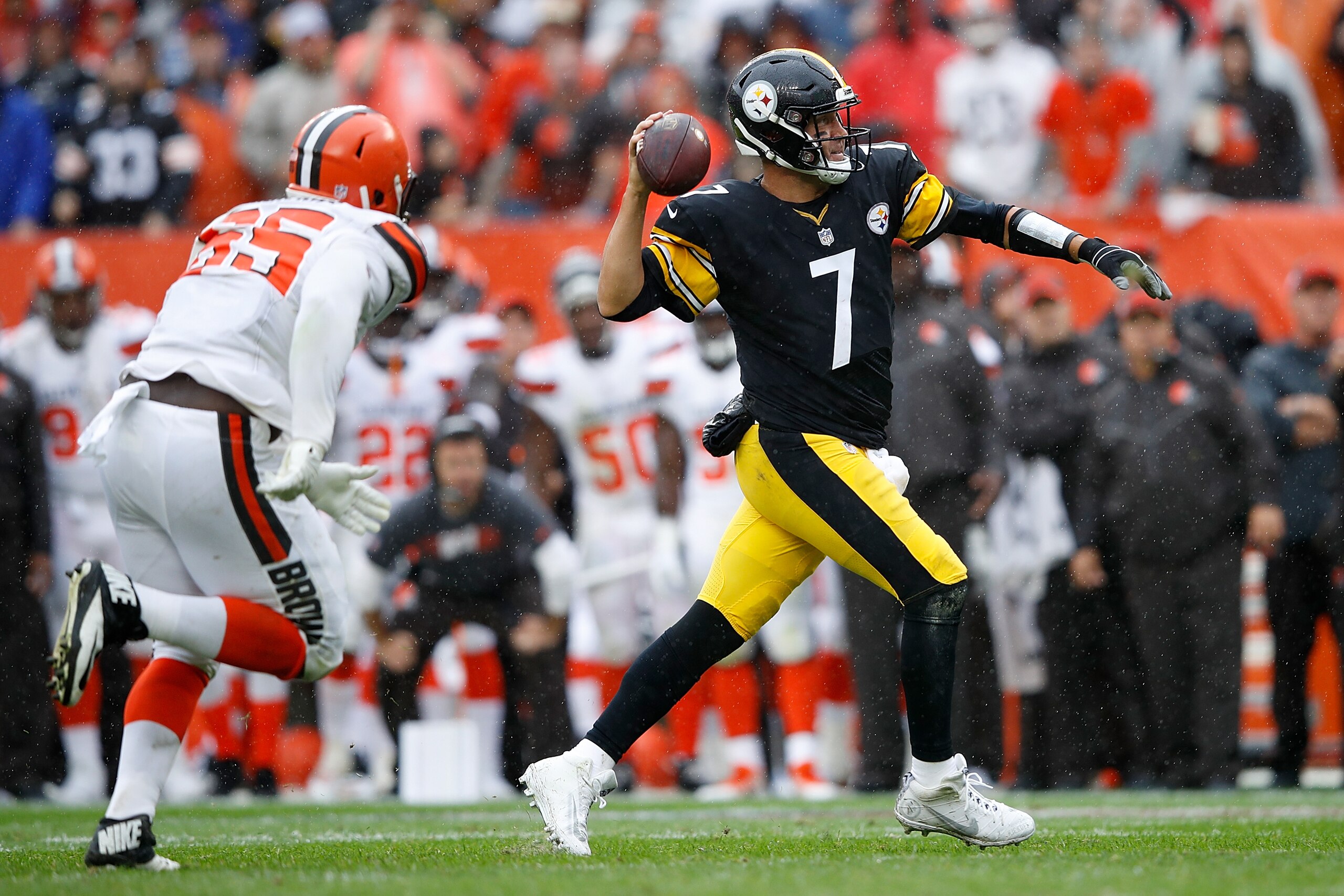 CLEVELAND, OH - SEPTEMBER 09:  Ben Roethlisberger #7 of the Pittsburgh Steelers throws a pass in front of Larry Ogunjobi #65 of the Cleveland Browns during the second quarter at FirstEnergy Stadium on September 9, 2018 in Cleveland, Ohio. (Photo by Joe Ro