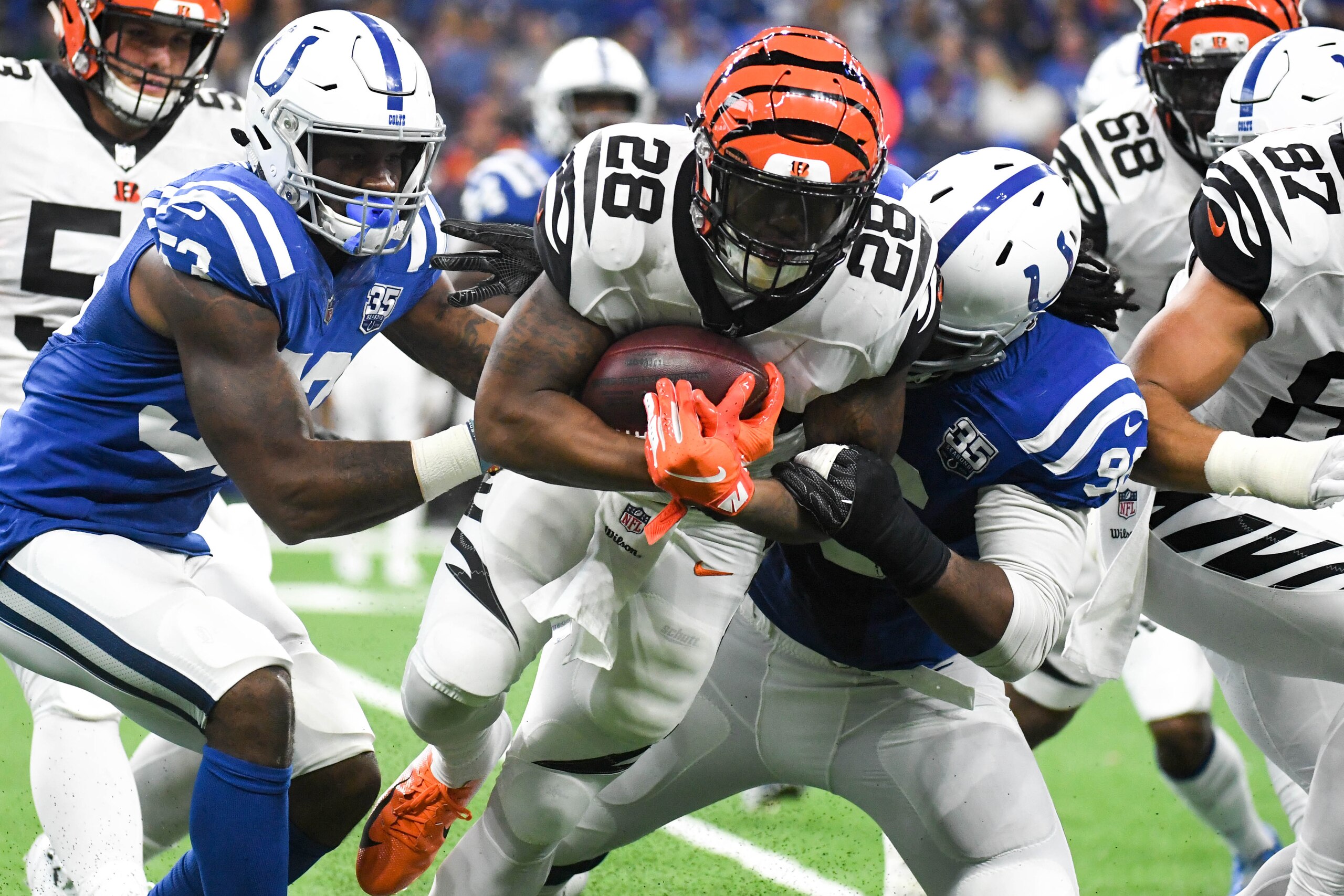 INDIANAPOLIS, IN - SEPTEMBER 09: Joe Mixon #28 of the Cincinnati Bengals runs the ball in the game against the Indianapolis Colts at Lucas Oil Stadium on September 9, 2018 in Indianapolis, Indiana. (Photo by Bobby Ellis/Getty Images) INDIANAPOLIS, IN - SEPTEMBER 09: Joe Mixon #28 of the Cincinnati Bengals runs the ball in the game against the Indianapolis Colts at Lucas Oil Stadium on September 9, 2018 in Indianapolis, Indiana. (Photo by Bobby Ellis/Getty Images)