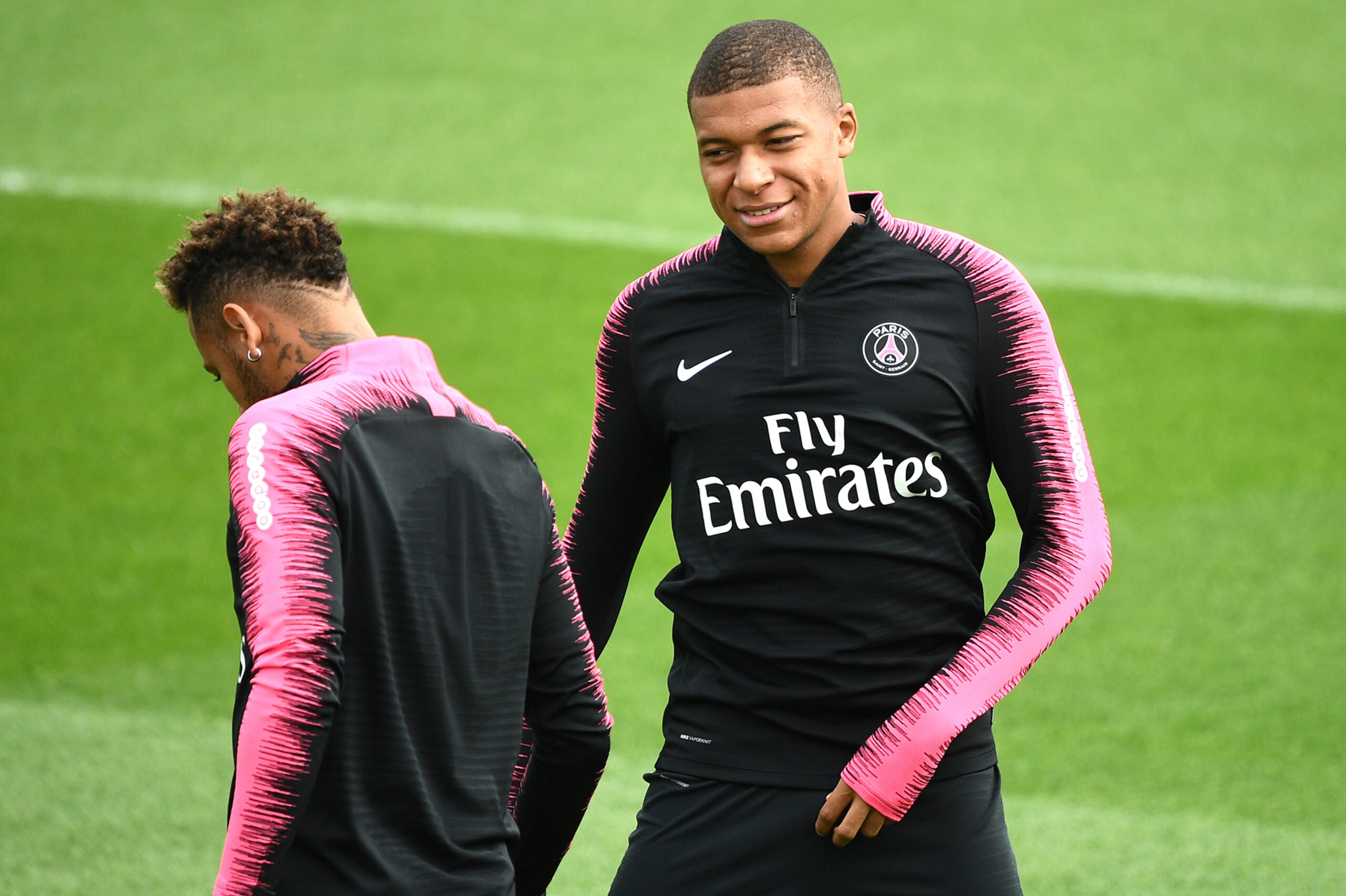 Paris Saint-Germain's Brazilian forward Neymar (L) and Paris Saint-Germain's French forward Kylian Mbappe arrive for a training session at Saint-Germain-en-Laye, western Paris on August 31, 2018 on the eve of the French L1 football match between Paris Sai