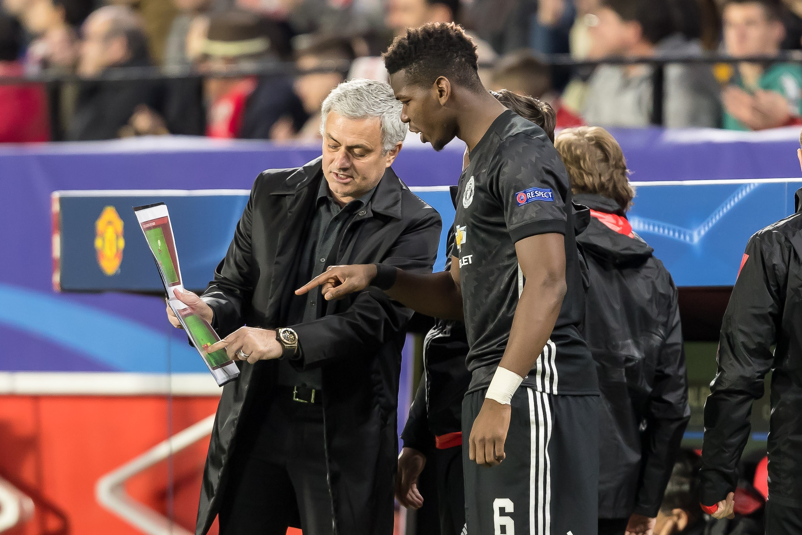 SEVILLE, SPAIN - FEBRUARY 21: Head coach Jose Mourinho of Manchester United speaks with Paul Pogba of Manchester United during the UEFA Champions League Round of 16 First Leg match between Sevilla FC and Manchester United at Estadio Ramon Sanchez Pizjuan 