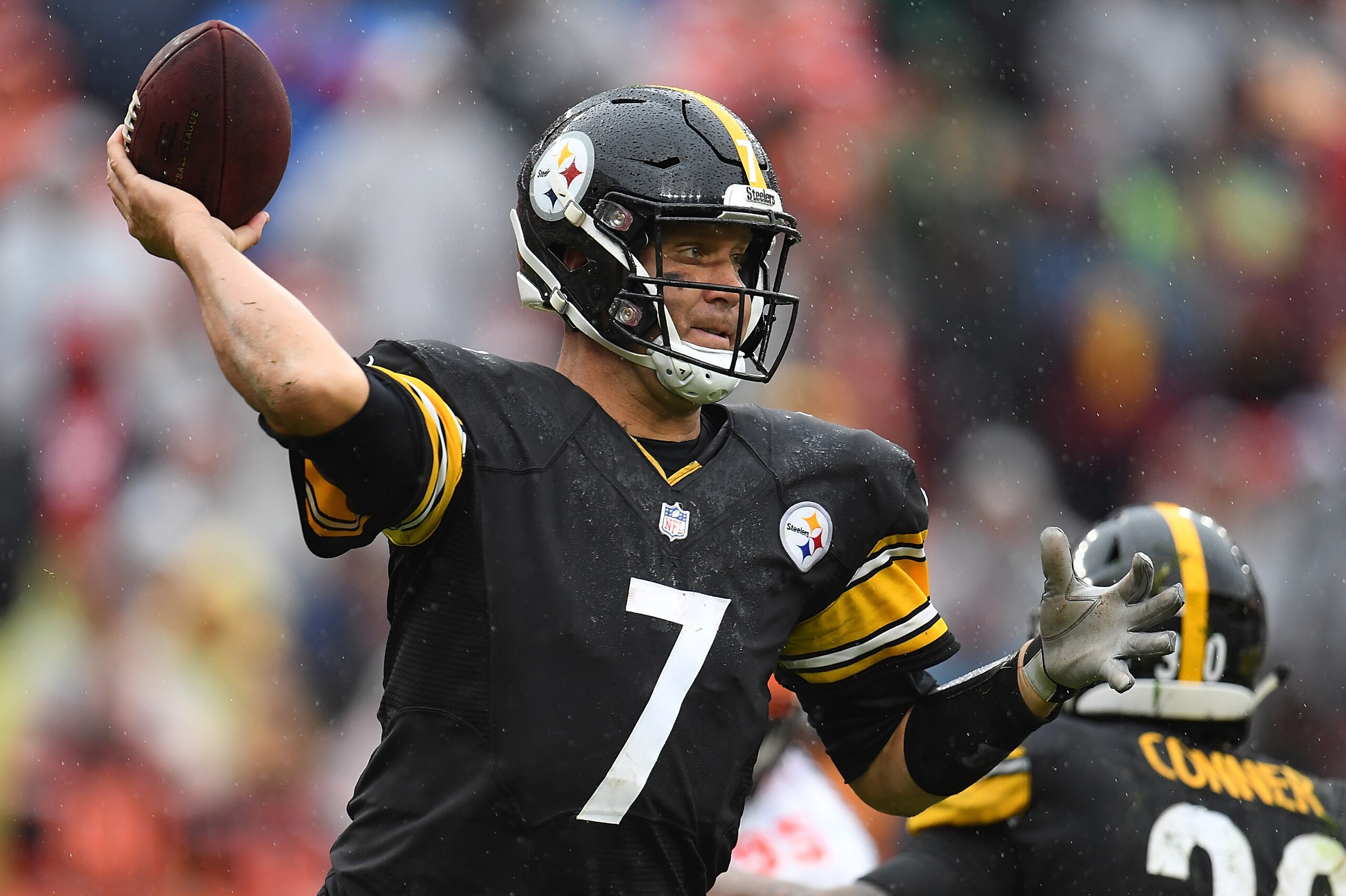 CLEVELAND, OH - SEPTEMBER 09:  Ben Roethlisberger #7 of the Pittsburgh Steelers throws a pass during the fourth quarter against the Cleveland Browns at FirstEnergy Stadium on September 9, 2018 in Cleveland, Ohio. (Photo by Jason Miller/Getty Images)