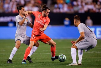 Real Madrid's Welsh forward Gareth Bale (C) fights for the ball against Roma's Argentinian defender Javier Pastore (L) and Roma's Italian midfielder Bryan Cristante (R) during their 2018 International Champions Cup at the MetLife stadium on August 07, 201