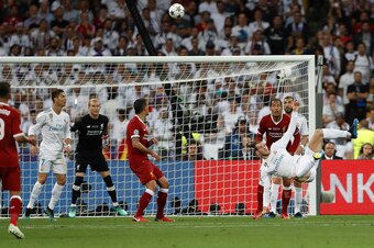 KIEV, UKRAINE - MAY 26: Gareth Bale of Real Madrid scores his team's second goal with an overhead kick during the UEFA Champions League final between Real Madrid and Liverpool on May 26, 2018 in Kiev, Ukraine. (Photo by Ian MacNicol/Getty Images)