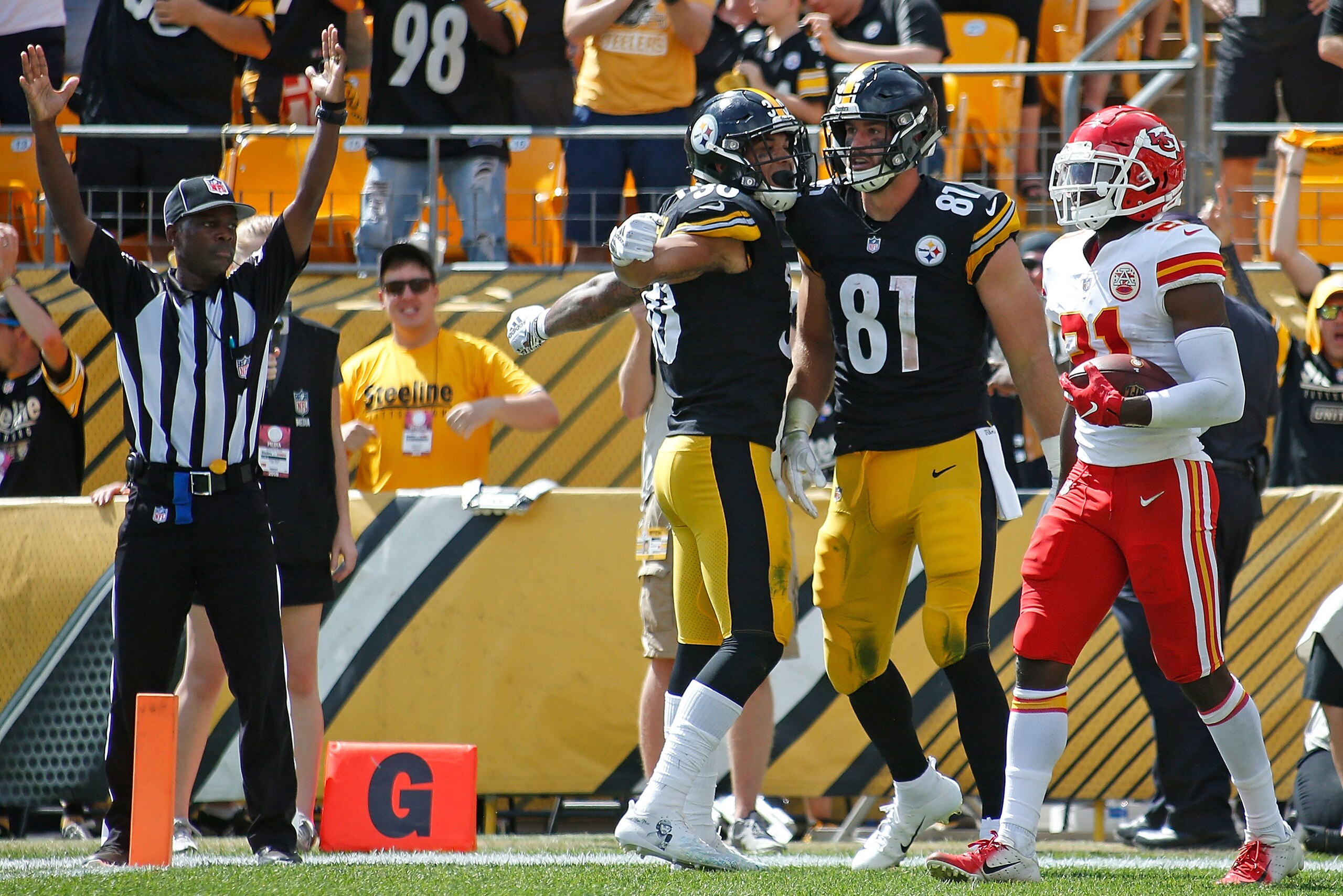 PITTSBURGH, PA - SEPTEMBER 16: Jesse James #81 of the Pittsburgh Steelers celebrates with James Conner #30 after a 26 yard touchdown reception in the second quarter during the game at Heinz Field on September 16, 2018 in Pittsburgh, Pennsylvania. (Photo b PITTSBURGH, PA - SEPTEMBER 16: Jesse James #81 of the Pittsburgh Steelers celebrates with James Conner #30 after a 26 yard touchdown reception in the second quarter during the game at Heinz Field on September 16, 2018 in Pittsburgh, Pennsylvania. (Photo b