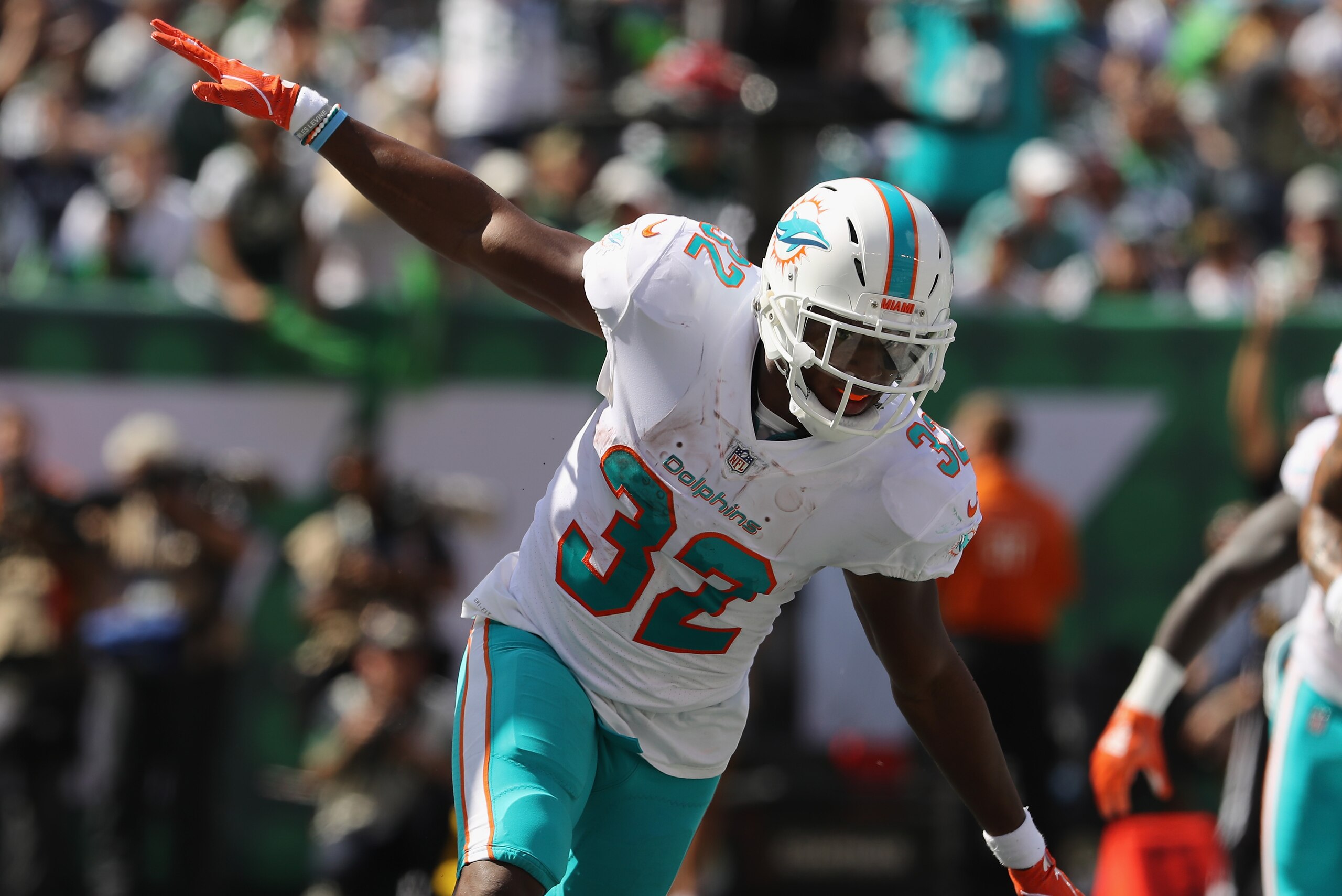EAST RUTHERFORD, NJ - SEPTEMBER 16:  Running back Kenyan Drake #32 of the Miami Dolphins celebrates his touchdown against the New York Jets during the first quarter at MetLife Stadium on September 16, 2018 in East Rutherford, New Jersey.  (Photo by Elsa/G