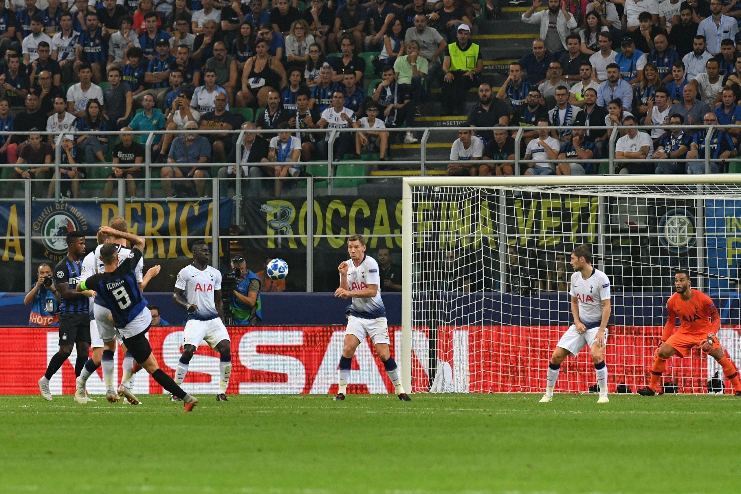 Inter Milan's Argentine forward Mauro Icardi (L) shoots to score an equalizer past Tottenham's Dutch goalkeeper Michel Vorm (R) during the UEFA Champions League group stage football match Inter Milan vs Tottenham on September 18, 2018 at the San Siro stad