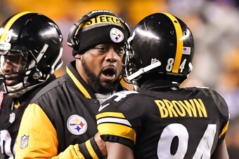 PITTSBURGH, PA - DECEMBER 04:  Head Coach Mike Tomlin of the Pittsburgh Steelers talks with Antonio Brown #84 of the Pittsburgh Steelers during a game against the New York Giants on December 4, 2016 in Pittsburgh, Pennsylvania. (Photo by Jamie Sabau/Getty