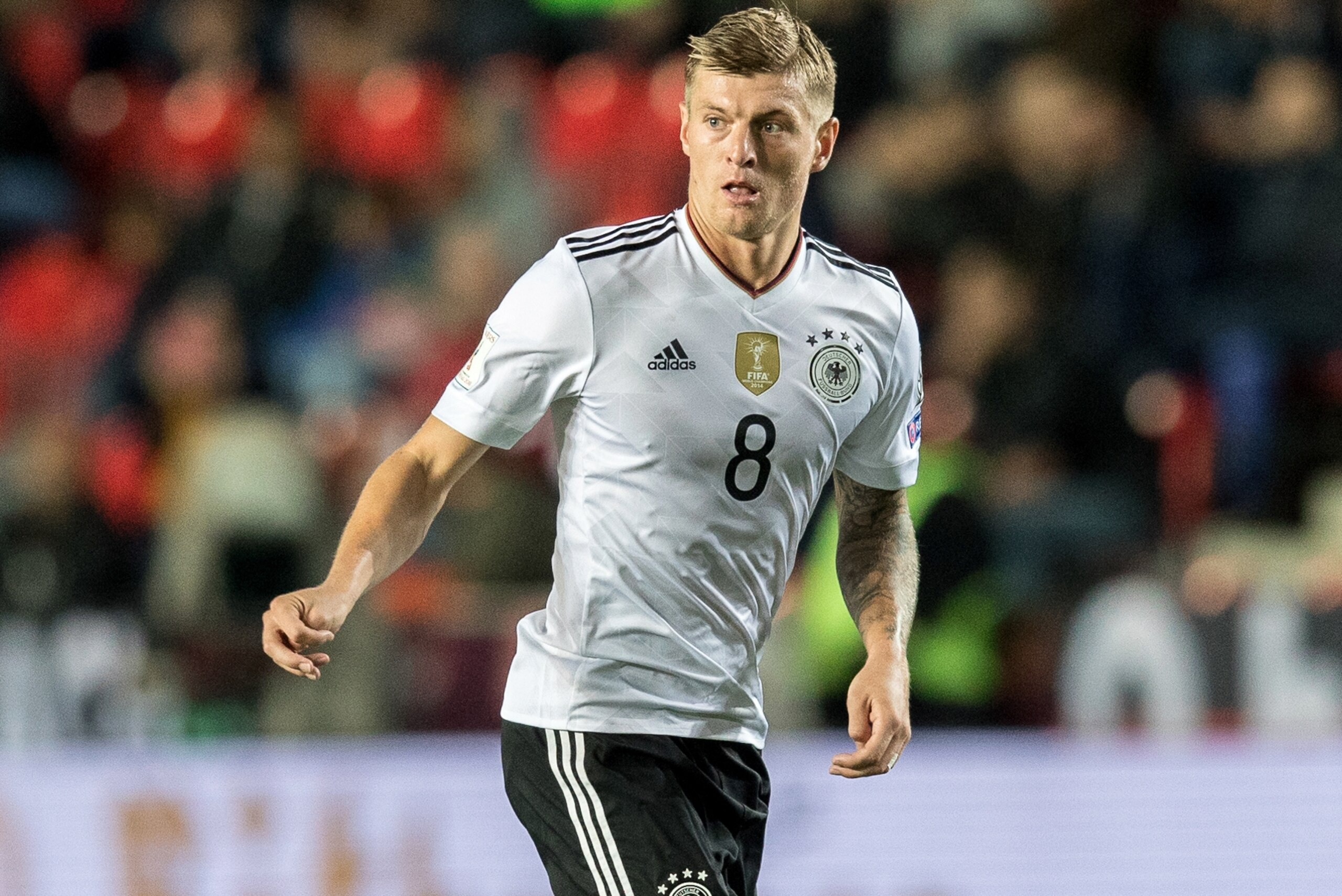 PRAGUE, CZECH REPUBLIC - SEPTEMBER 01:  Toni Kroos of Germany runs with the ball during the FIFA 2018 World Cup Qualifier between Czech Republic and Germany at Eden Stadium on September 1, 2017 in Prague, .  (Photo by Boris Streubel/Getty Images)