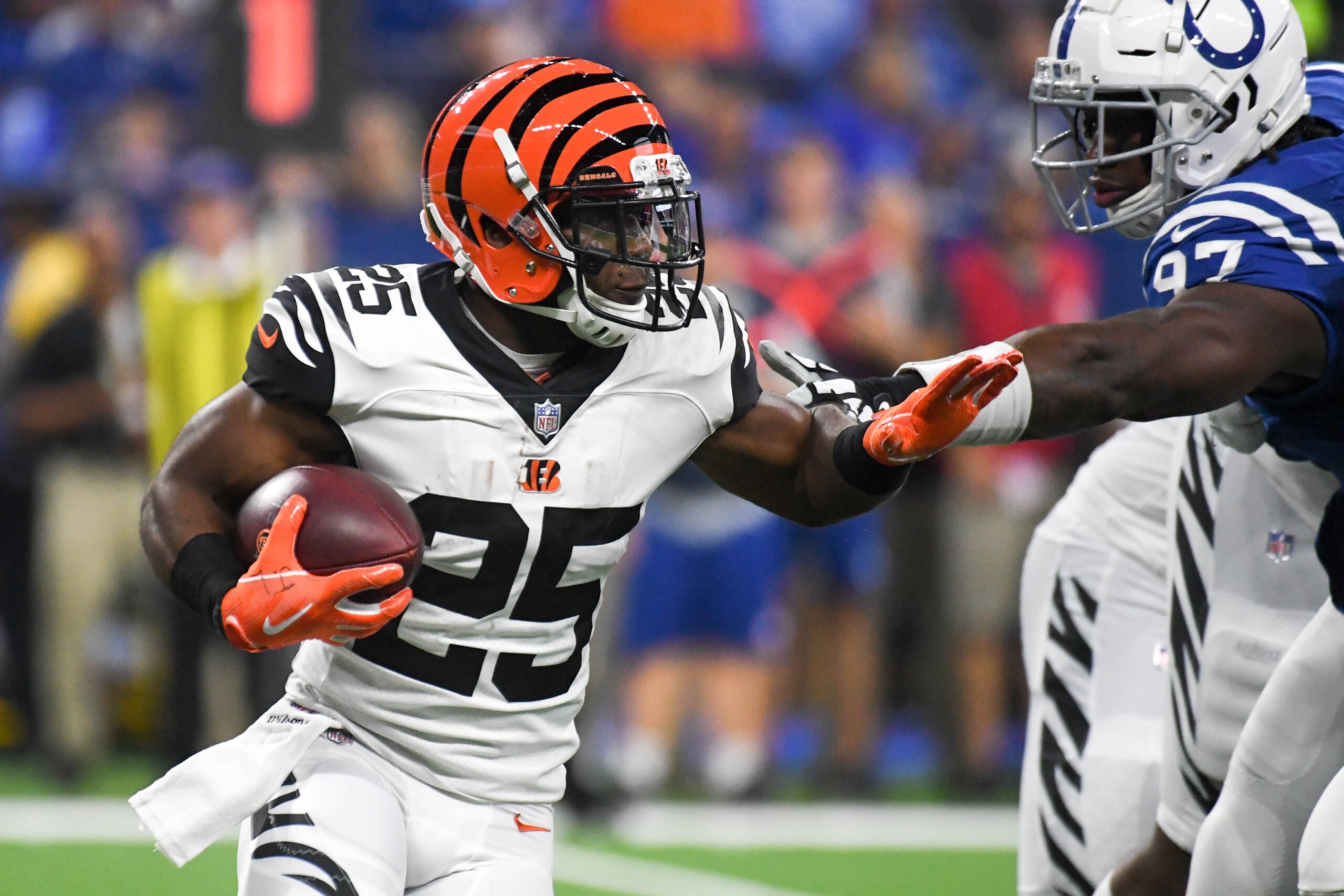 INDIANAPOLIS, IN - SEPTEMBER 09: Giovani Bernard #25 of the Cincinnati Bengals runs the ball in the game against the Indianapolis Colts at Lucas Oil Stadium on September 9, 2018 in Indianapolis, Indiana. (Photo by Bobby Ellis/Getty Images) INDIANAPOLIS, IN - SEPTEMBER 09: Giovani Bernard #25 of the Cincinnati Bengals runs the ball in the game against the Indianapolis Colts at Lucas Oil Stadium on September 9, 2018 in Indianapolis, Indiana. (Photo by Bobby Ellis/Getty Images)
