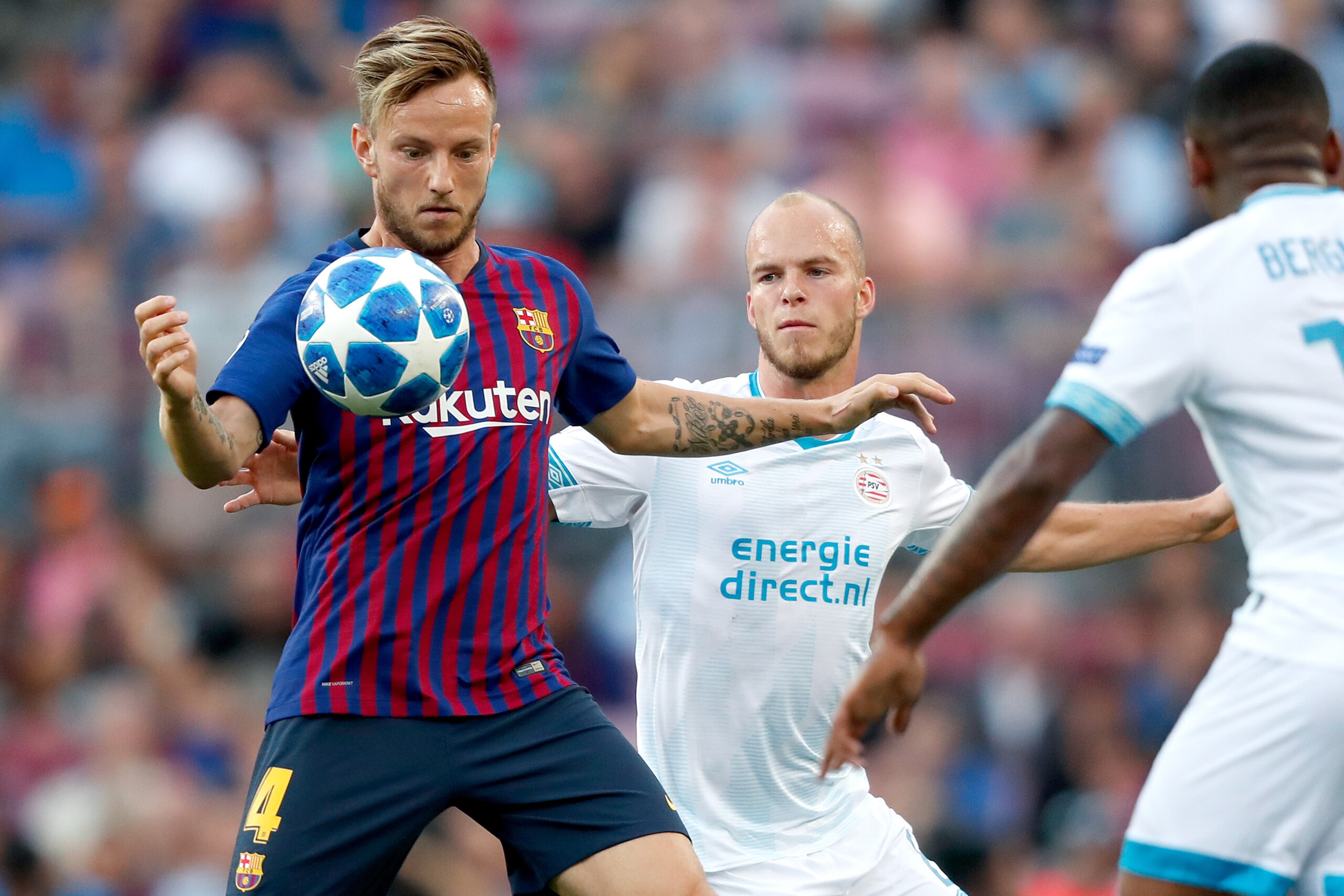 BARCELONA, SPAIN - SEPTEMBER 18: (L-R) Ivan Rakitic of FC Barcelona, Jorrit Hendrix of PSV  during the UEFA Champions League  match between FC Barcelona v PSV at the Camp Nou on September 18, 2018 in Barcelona Spain (Photo by Edwin van Zandvoort/Soccrates