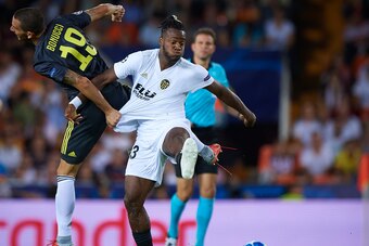 VALENCIA, SPAIN - SEPTEMBER 19:  Michy Batshuayi (R) of Valencia competes for the ball with Leonardo Bonucci of Juventus during the Group H match of the UEFA Champions League between Valencia and Juventus at Estadio Mestalla on September 19, 2018 in Valen