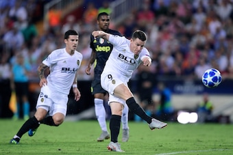 Valencia's French forward Kevin Gameiro kicks the ball during the UEFA Champions League group H football match between Valencia CF and Juventus FC at the Mestalla stadium in Valencia on September 19, 2018. (Photo by JAVIER SORIANO / AFP)        (Photo cre