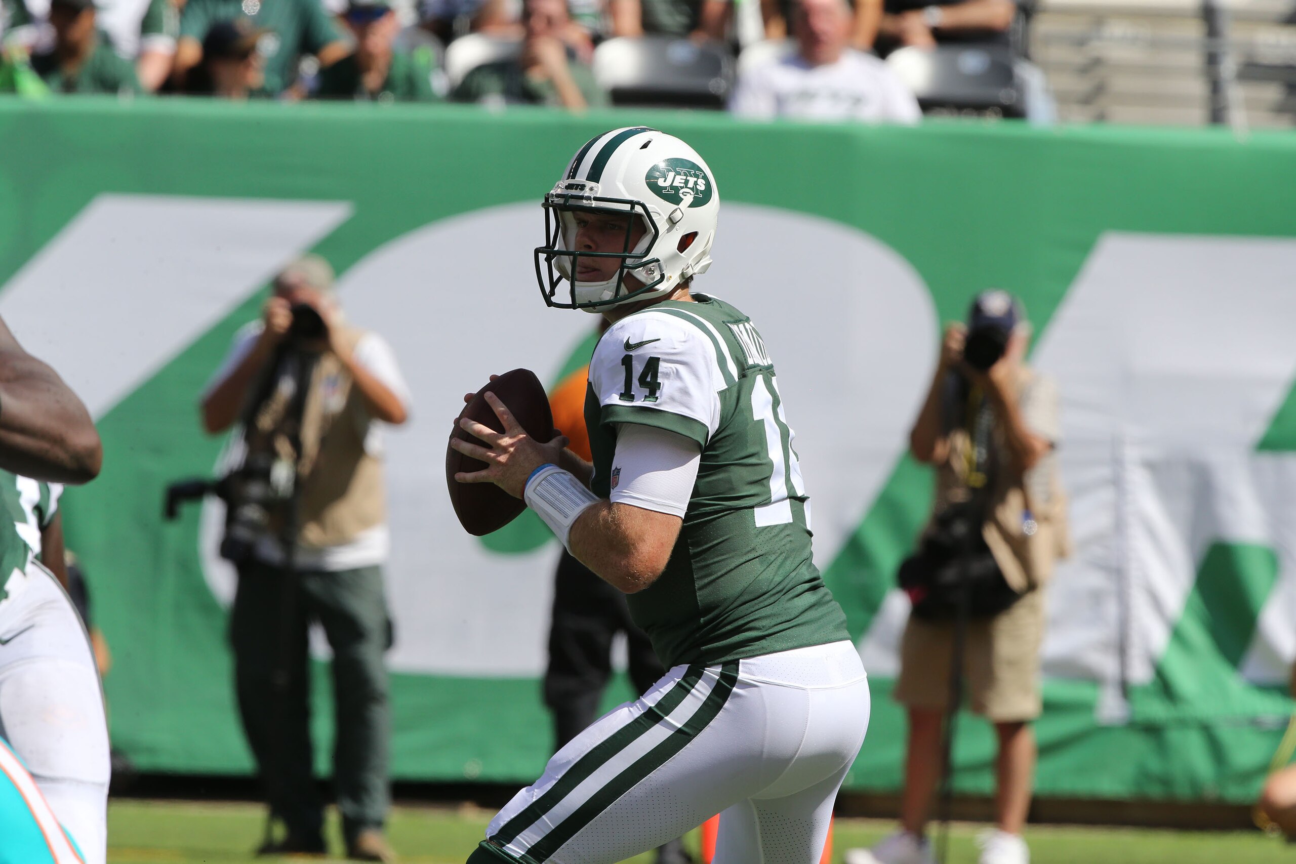 EAST RUTHERFORD, NJ - SEPTEMBER 16: Quarterback Sam Darnold #14 of the New York Jets in action against the Miami Dolphins at MetLife Stadium on September 16, 2018 in East Rutherford, New Jersey. (Photo by Al Pereira/Getty Images)
