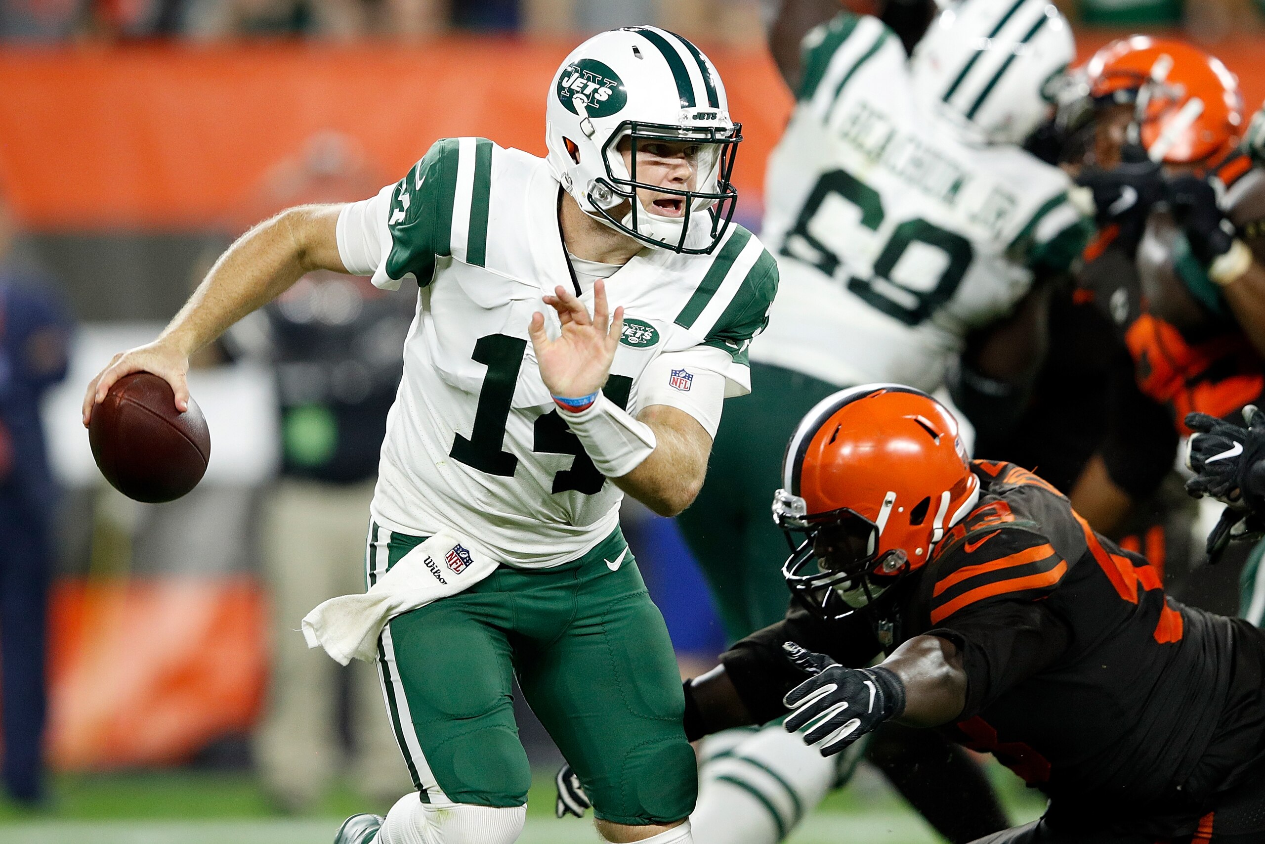 CLEVELAND, OH - SEPTEMBER 20:  Sam Darnold #14 of the New York Jets avoids a tackle by Joe Schobert #53 of the Cleveland Browns during the fourth quarter at FirstEnergy Stadium on September 20, 2018 in Cleveland, Ohio. (Photo by Joe Robbins/Getty Images)
