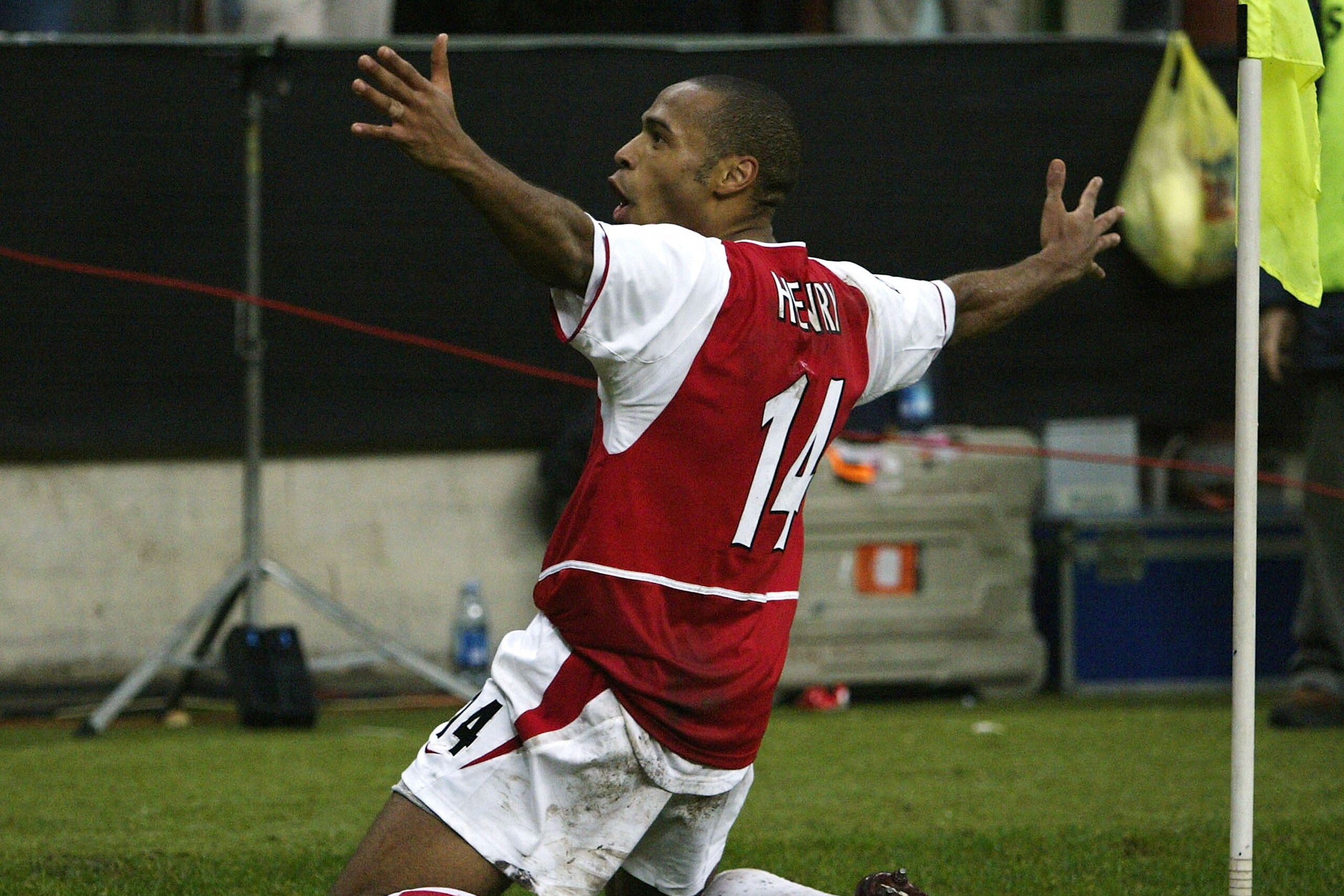MILAN, ITALY - NOVEMBER 25:  Thierry Henry of Arsenal celebrates scoring their third goal during the UEFA Champions League Group B match between Inter Milan and Arsenal at the San Siro on November 25, 2003 in Milan, Italy. (Photo by Alex Livesey/Getty Ima