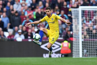 Chelsea's Italian midfielder Jorginho controls the ball during the English Premier League football match between West Ham United and Chelsea at The London Stadium, in east London on September 23, 2018. (Photo by Ben STANSALL / AFP) / RESTRICTED TO EDITORI