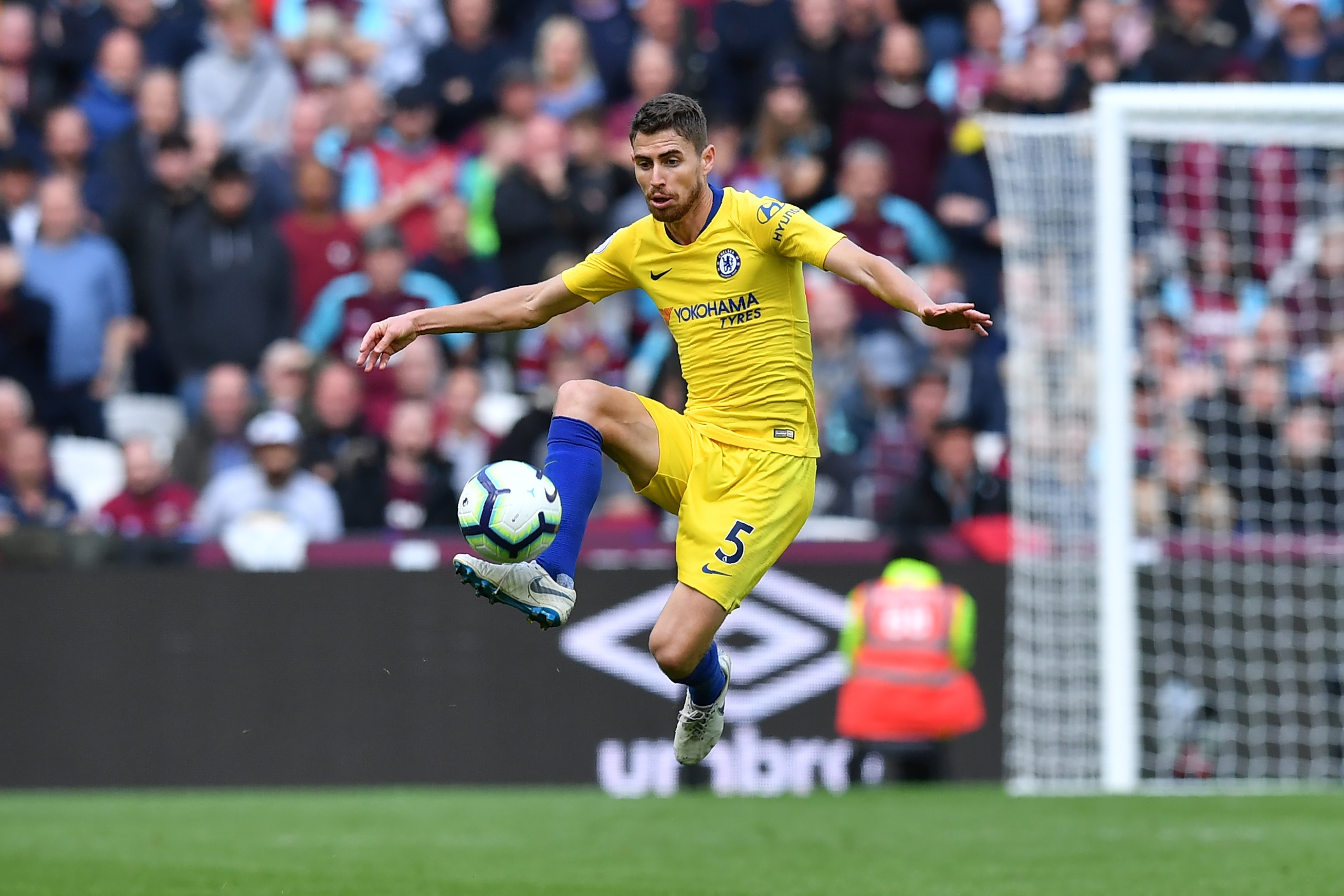 Chelsea's Italian midfielder Jorginho controls the ball during the English Premier League football match between West Ham United and Chelsea at The London Stadium, in east London on September 23, 2018. (Photo by Ben STANSALL / AFP) / RESTRICTED TO EDITORI