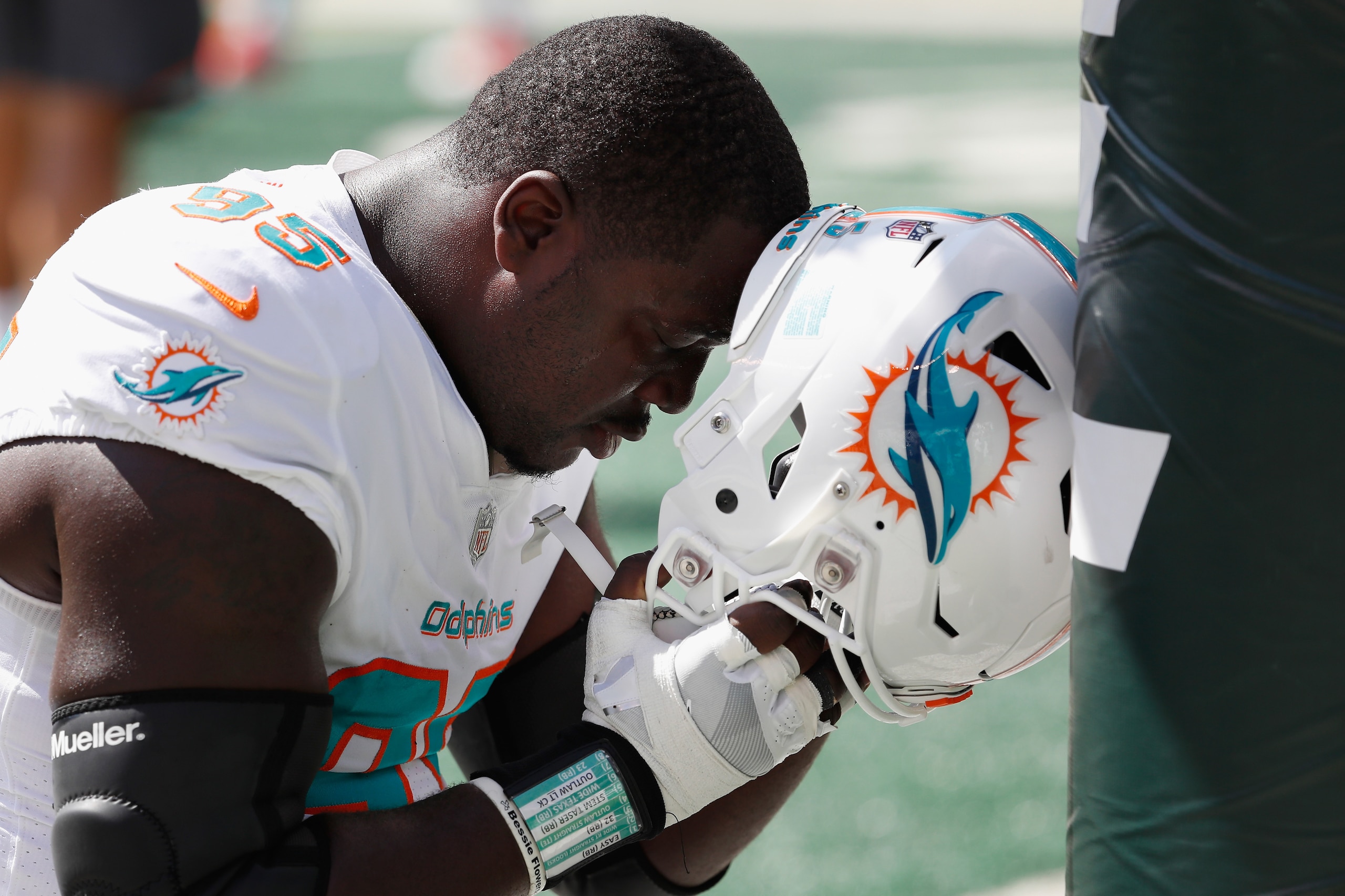EAST RUTHERFORD, NJ - SEPTEMBER 16:  Defensive end William Hayes #95 of the Miami Dolphins takes a moment before the game against the New York Jets at MetLife Stadium on September 16, 2018 in East Rutherford, New Jersey.  (Photo by Michael Owens/Getty Ima