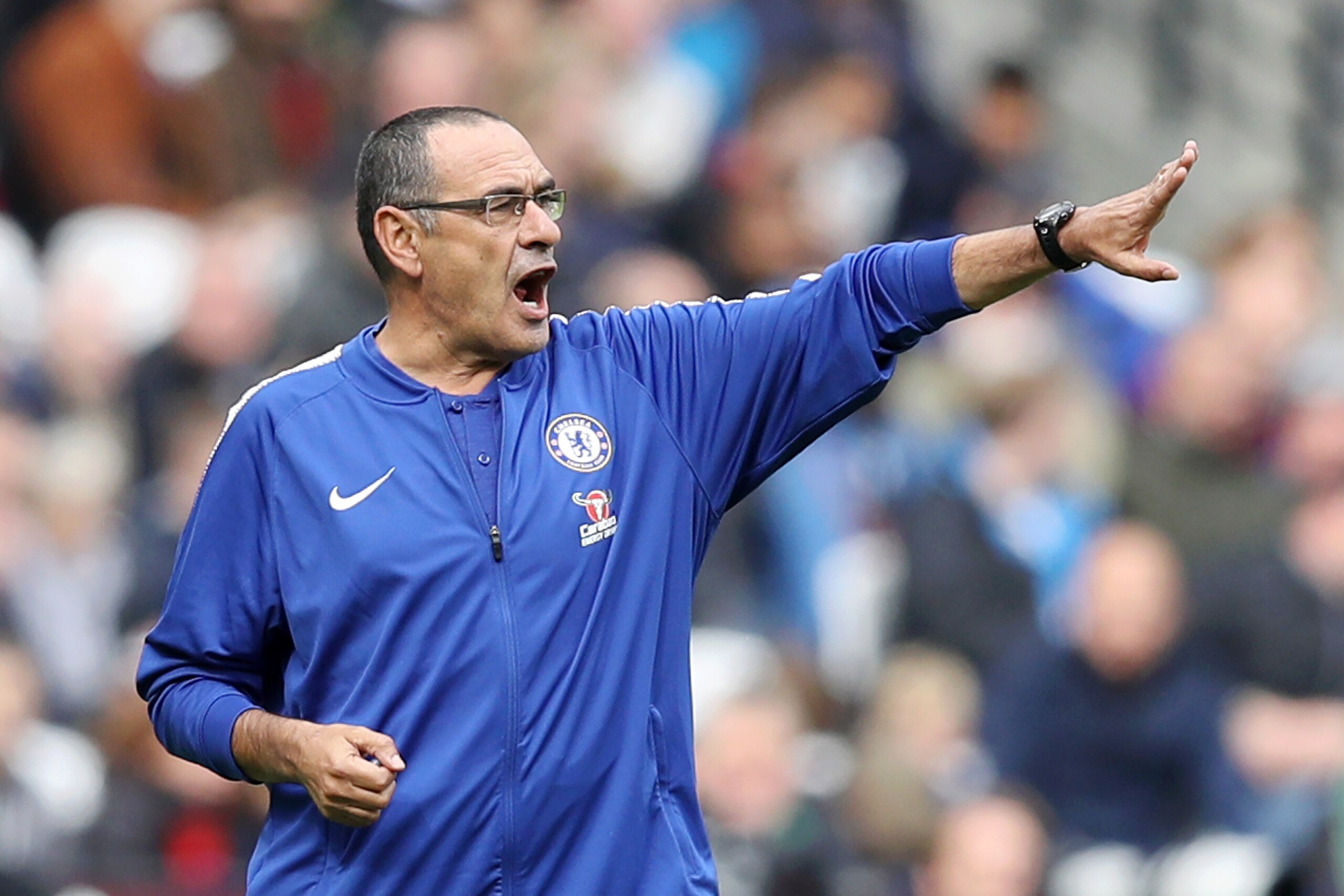 LONDON, ENGLAND - SEPTEMBER 23: Maurizio Sarri, Manager of Chelsea gives his team instructions during the Premier League match between West Ham United and Chelsea FC at London Stadium on September 23, 2018 in London, United Kingdom. (Photo by Dan Istite LONDON, ENGLAND - SEPTEMBER 23: Maurizio Sarri, Manager of Chelsea gives his team instructions during the Premier League match between West Ham United and Chelsea FC at London Stadium on September 23, 2018 in London, United Kingdom. (Photo by Dan Istite