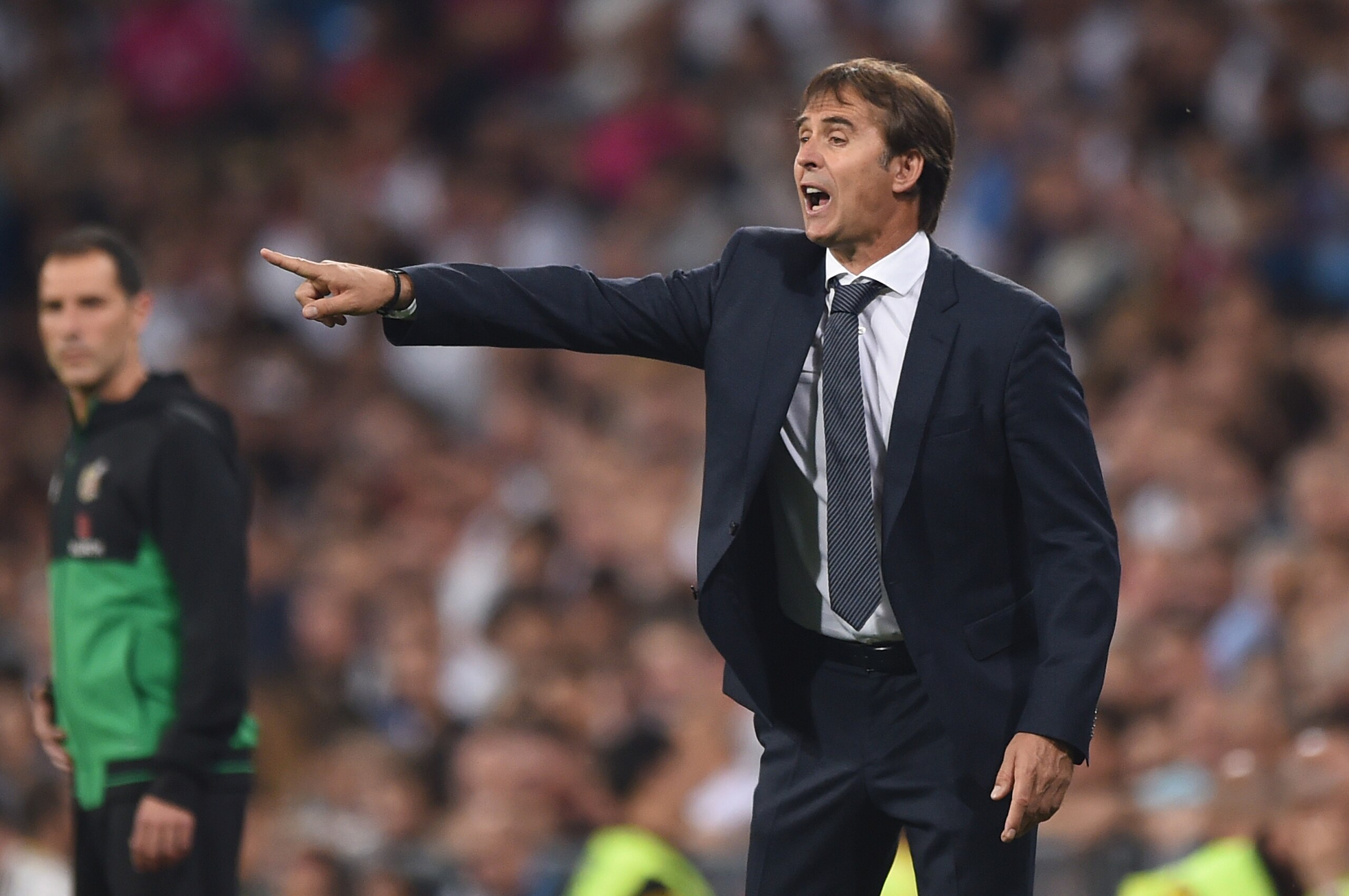 MADRID, SPAIN - SEPTEMBER 22: Julen Lopetegui, head coach of Real Madrid instructs his team during the La Liga match between Real Madrid CF and RCD Espanyol at Estadio Santiago Bernabeu on September 22, 2018 in Madrid, Spain. (Photo by Denis Doyle/Getty MADRID, SPAIN - SEPTEMBER 22: Julen Lopetegui, head coach of Real Madrid instructs his team during the La Liga match between Real Madrid CF and RCD Espanyol at Estadio Santiago Bernabeu on September 22, 2018 in Madrid, Spain. (Photo by Denis Doyle/Getty