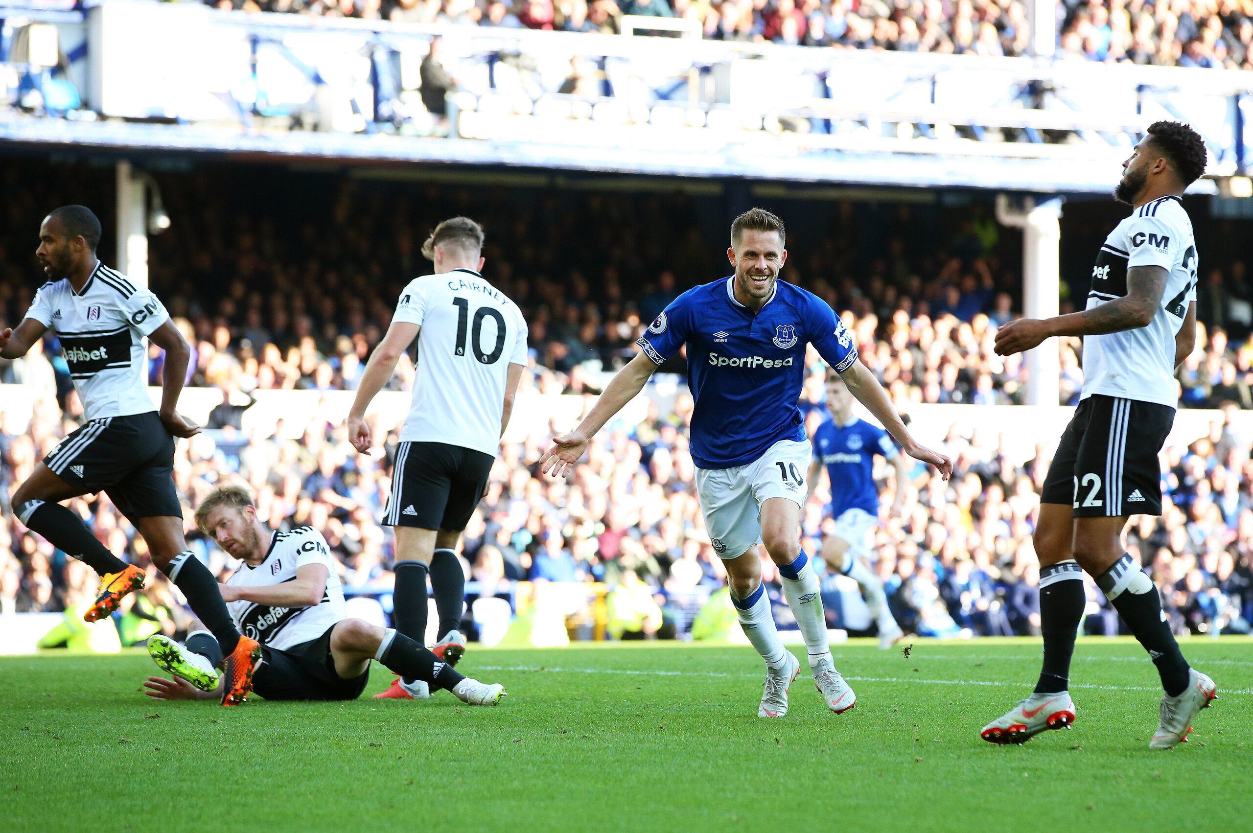 LIVERPOOL, ENGLAND - SEPTEMBER 29:  Gylfi Sigurdsson of Everton celebrates scoring his sides third goal and his second during the Premier League match between Everton FC and Fulham FC at Goodison Park on September 29, 2018 in Liverpool, United Kingdom.  (