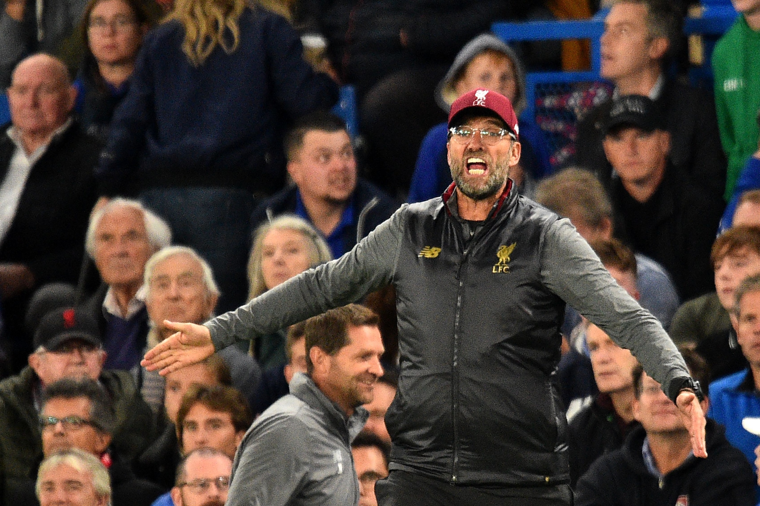 Liverpool's German manager Jurgen Klopp gestures during the English Premier League football match between Chelsea and Liverpool at Stamford Bridge in London on September 29, 2018. (Photo by Glyn KIRK / AFP) / RESTRICTED TO EDITORIAL USE. No use with unaut