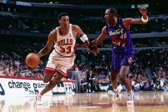 CHICAGO, IL - NOVEMBER 7: Scottie Pippen #33 of the Chicago Bulls handles the ball against the Toronto Raptors on November 7, 1995 at the United Center in Chicago, Illinois. NOTE TO USER: User expressly acknowledges and agrees that, by downloading and/or 