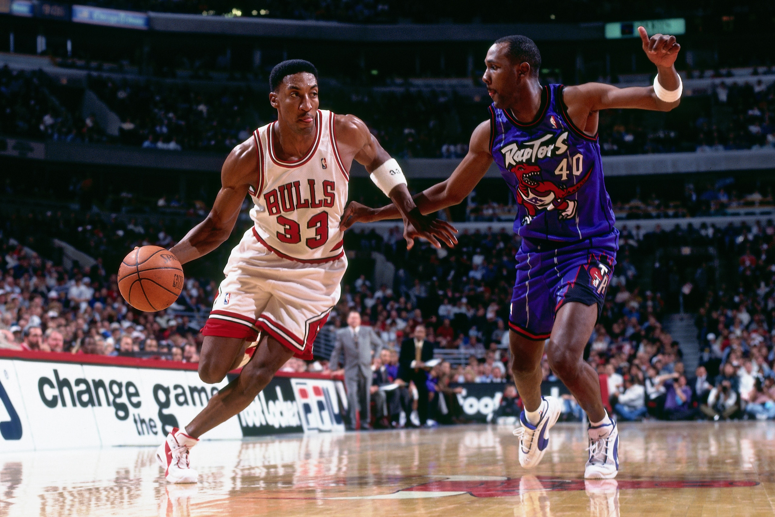 CHICAGO, IL - NOVEMBER 7: Scottie Pippen #33 of the Chicago Bulls handles the ball against the Toronto Raptors on November 7, 1995 at the United Center in Chicago, Illinois. NOTE TO USER: User expressly acknowledges and agrees that, by downloading and/or 