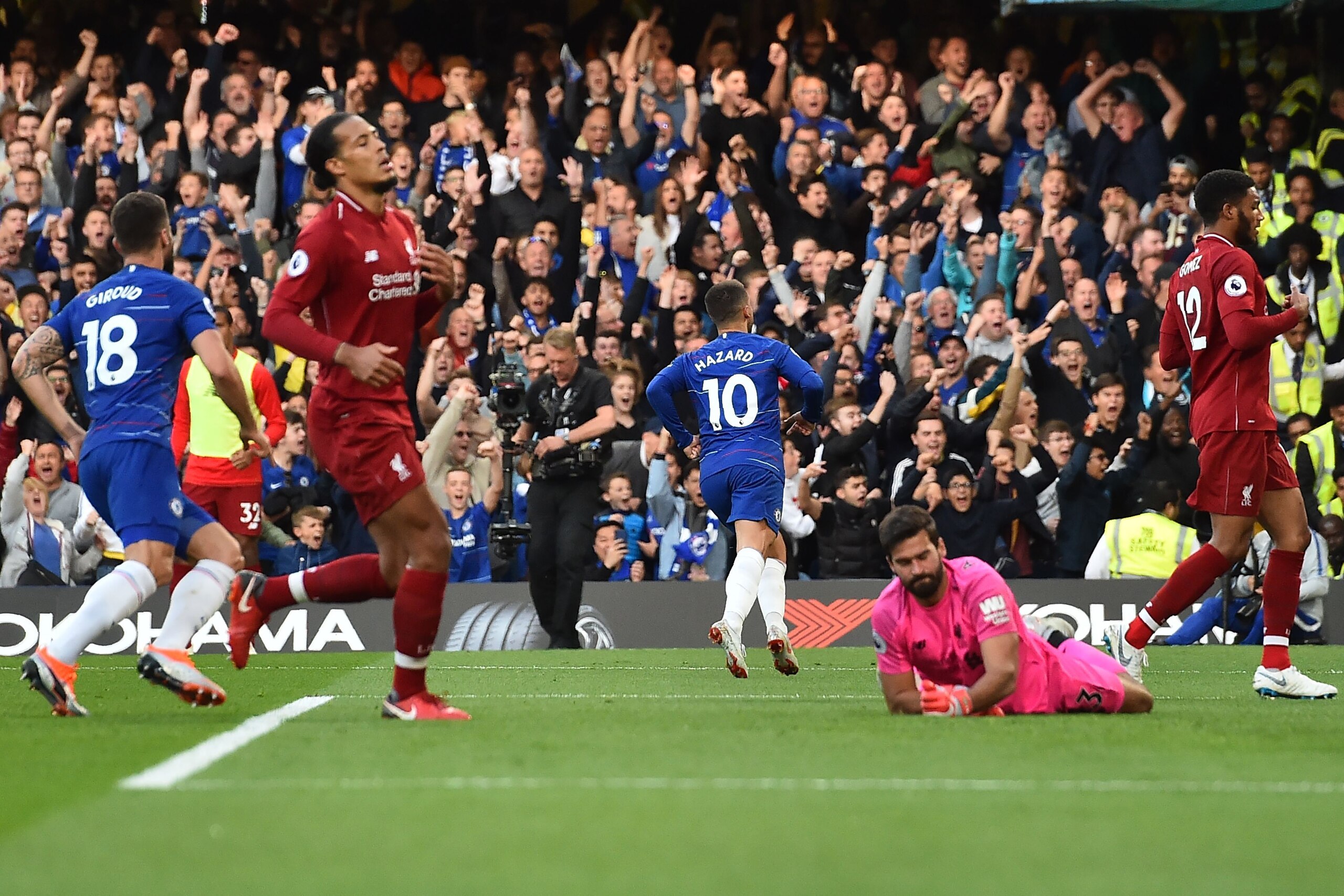 Chelsea's Belgian midfielder Eden Hazard celebrates (C) scoring the team's first goal during the English Premier League football match between Chelsea and Liverpool at Stamford Bridge in London on September 29, 2018. (Photo by Glyn KIRK / AFP) / RESTRICTE