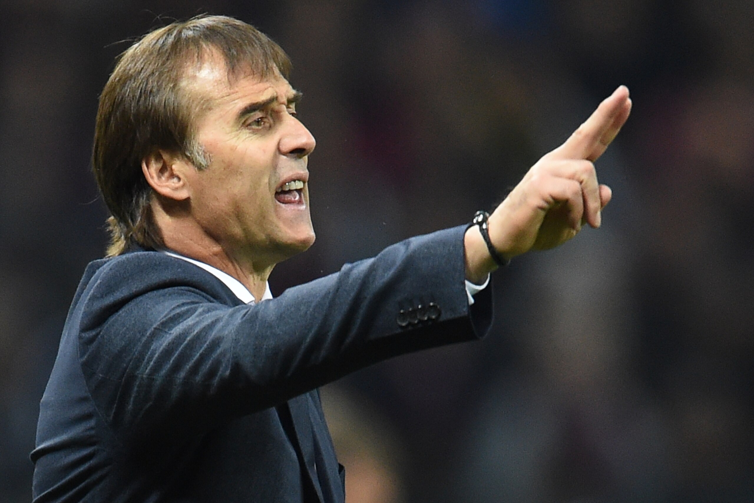 MOSCOW, RUSSIA - OCTOBER 02: Head coach Julen Lopetegui of Real Madrid gestures during the Group G match of the UEFA Champions League between CSKA Moscow and Real Madrid at the Luzhniki Stadium on October 02, 2018 in Moscow, Russia. (Photo by Epsilon/Gett MOSCOW, RUSSIA - OCTOBER 02: Head coach Julen Lopetegui of Real Madrid gestures during the Group G match of the UEFA Champions League between CSKA Moscow and Real Madrid at the Luzhniki Stadium on October 02, 2018 in Moscow, Russia. (Photo by Epsilon/Gett