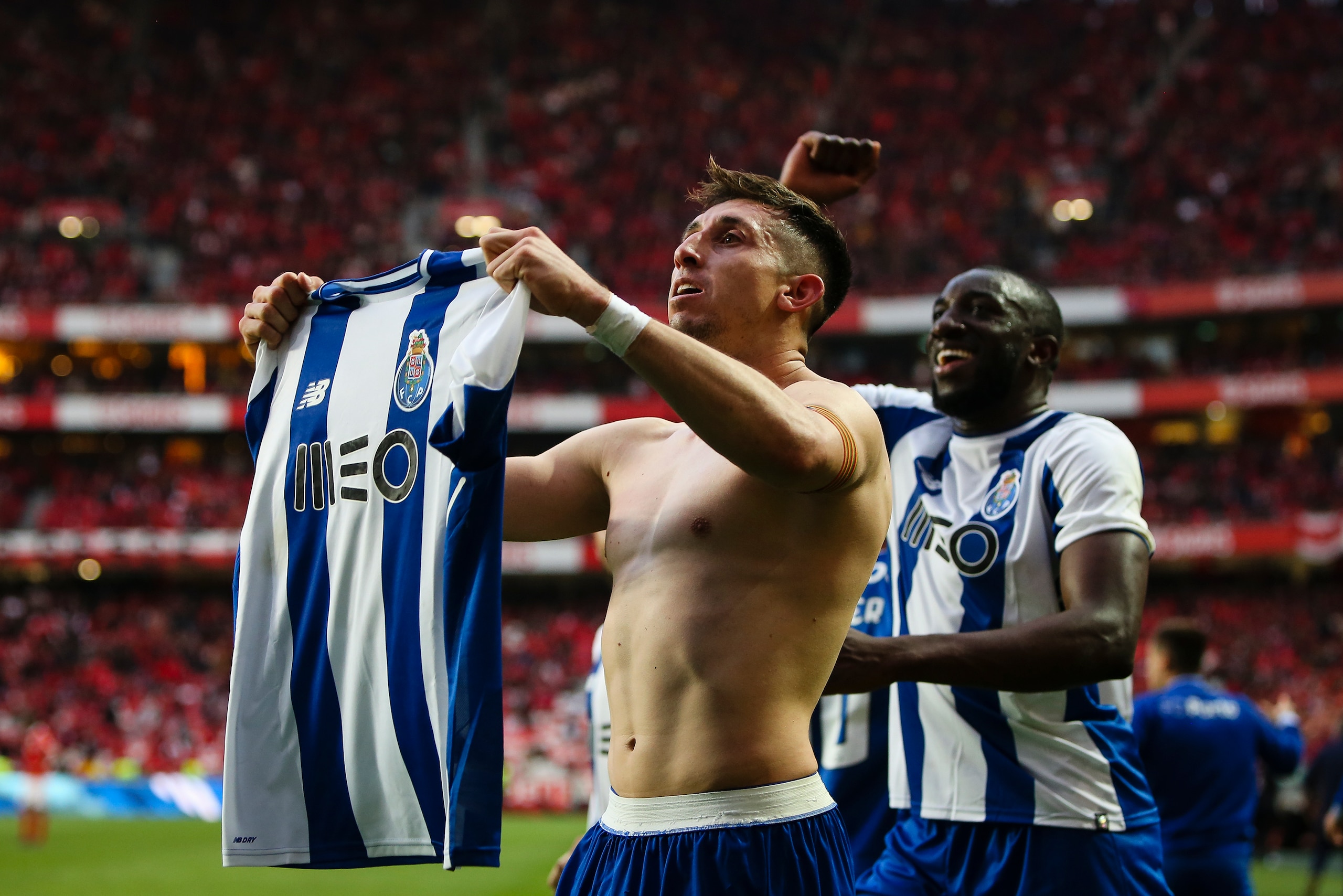 Porto's Mexican midfielder Hector Herrera celebrates a goal during the Portuguese league footbal match between SL Benfica and FC Porto at the Luz stadium in Lisbon on April 15, 2018. / AFP PHOTO / CARLOS COSTA        (Photo credit should read CARLOS COSTA