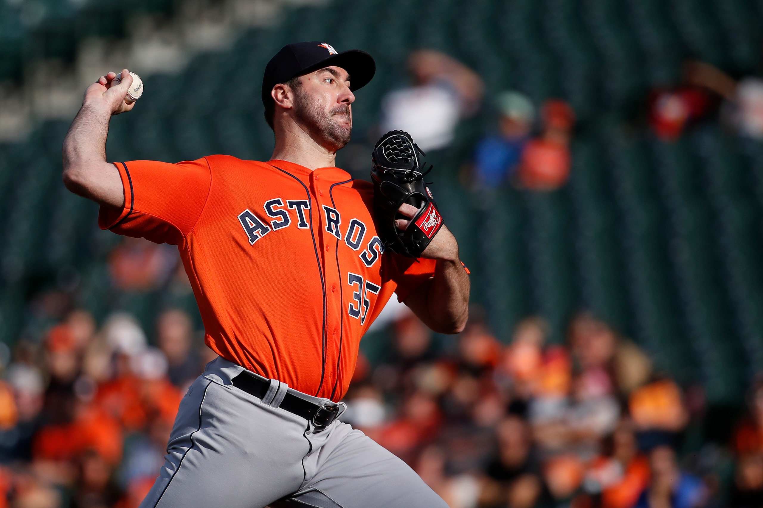 BALTIMORE, MD - SEPTEMBER 29: Starting pitcher Justin Verlander #35 of the Houston Astros pitches in the first inning against the Baltimore Orioles during Game One of a doubleheader at Oriole Park at Camden Yards on September 29, 2018 in Baltimore, Maryla