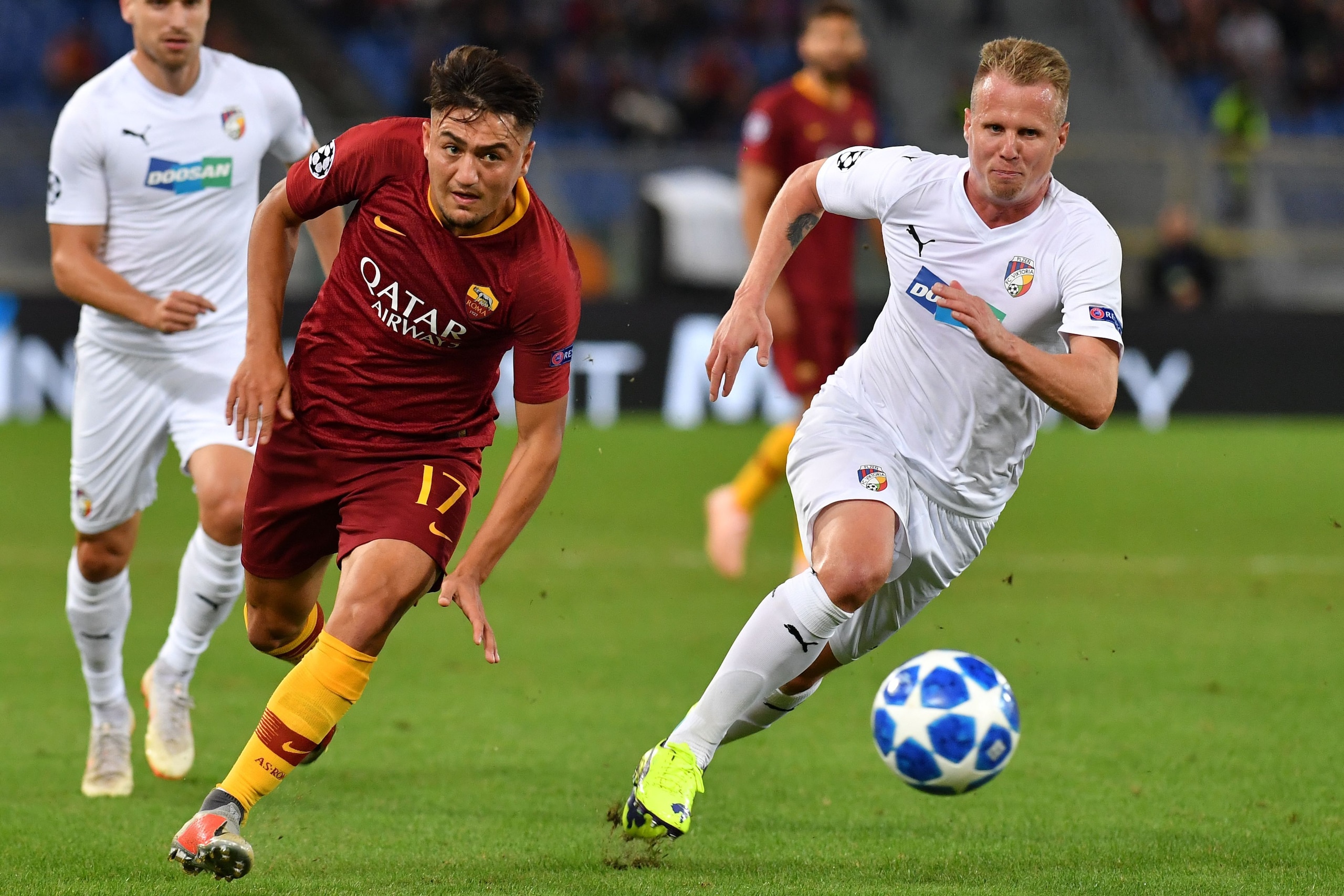 AS Rome's Turkish forward Cengiz Under (L) outruns Viktoria Plzen's Czech defender David Limbersky during the UEFA Champions League group G football match between AS Roma and FC Viktoria Plzen on October 2, 2018 at the Olympic stadium in Rome. (Photo by A