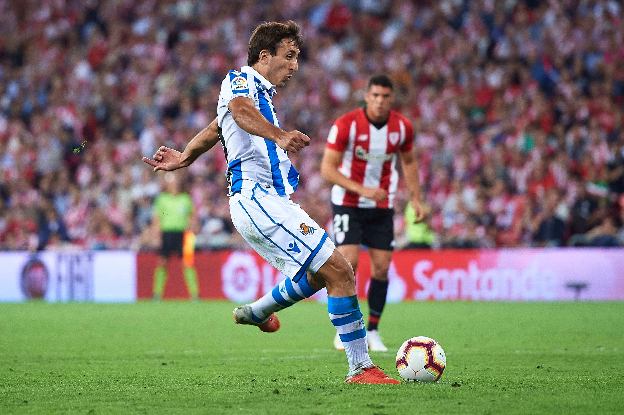 BILBAO, SPAIN - OCTOBER 05:  Mikel Oyarzabal of Real Sociedad  shoots the penalty shoot during the La Liga match between Athletic Club and Real Sociedad at San Mames Stadium on October 5, 2018 in Bilbao, Spain.  (Photo by Juan Manuel Serrano Arce/Getty Im