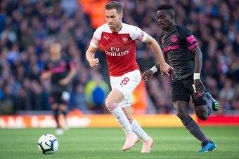 LONDON, ENGLAND - SEPTEMBER 23: Aaron Ramsey of Arsenal and Idrissa Gueye of Everton during the Premier League match between Arsenal FC and Everton FC at the Emirates Stadium on September 23, 2018 in London, United Kingdom. (Photo by Visionhaus/Getty Imag