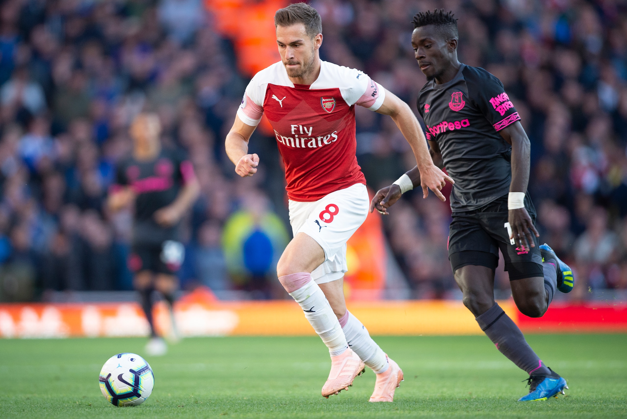 LONDON, ENGLAND - SEPTEMBER 23: Aaron Ramsey of Arsenal and Idrissa Gueye of Everton during the Premier League match between Arsenal FC and Everton FC at the Emirates Stadium on September 23, 2018 in London, United Kingdom. (Photo by Visionhaus/Getty Imag