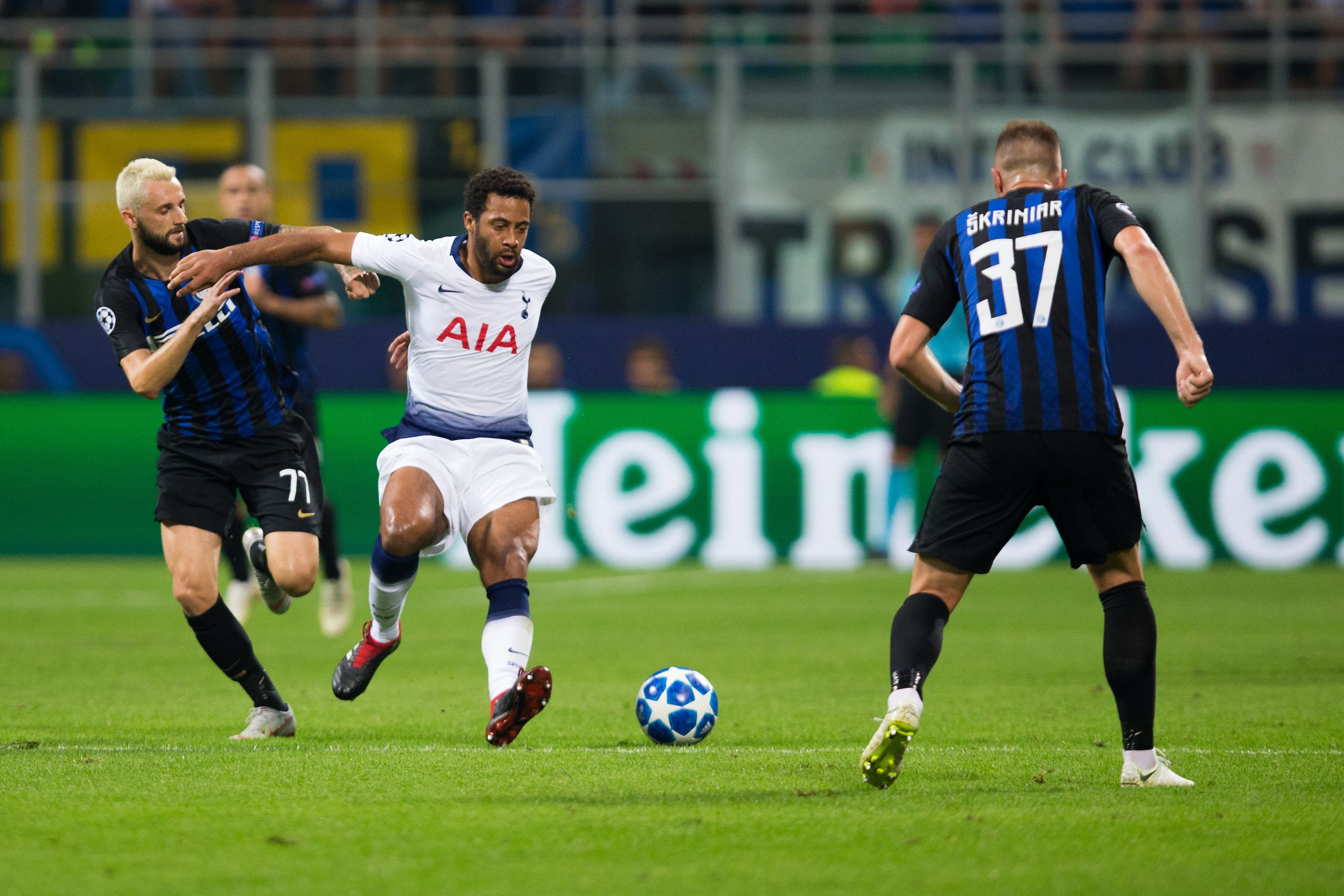 MILAN, ITALY - SEPTEMBER 18:  Mousa Dembele of Tottenham Hotspur holds off the challenge from Marcelo Brozovic of FC Internazionale during the Group B match of the UEFA Champions League between FC Internazionale and Tottenham Hotspur at San Siro Stadium o