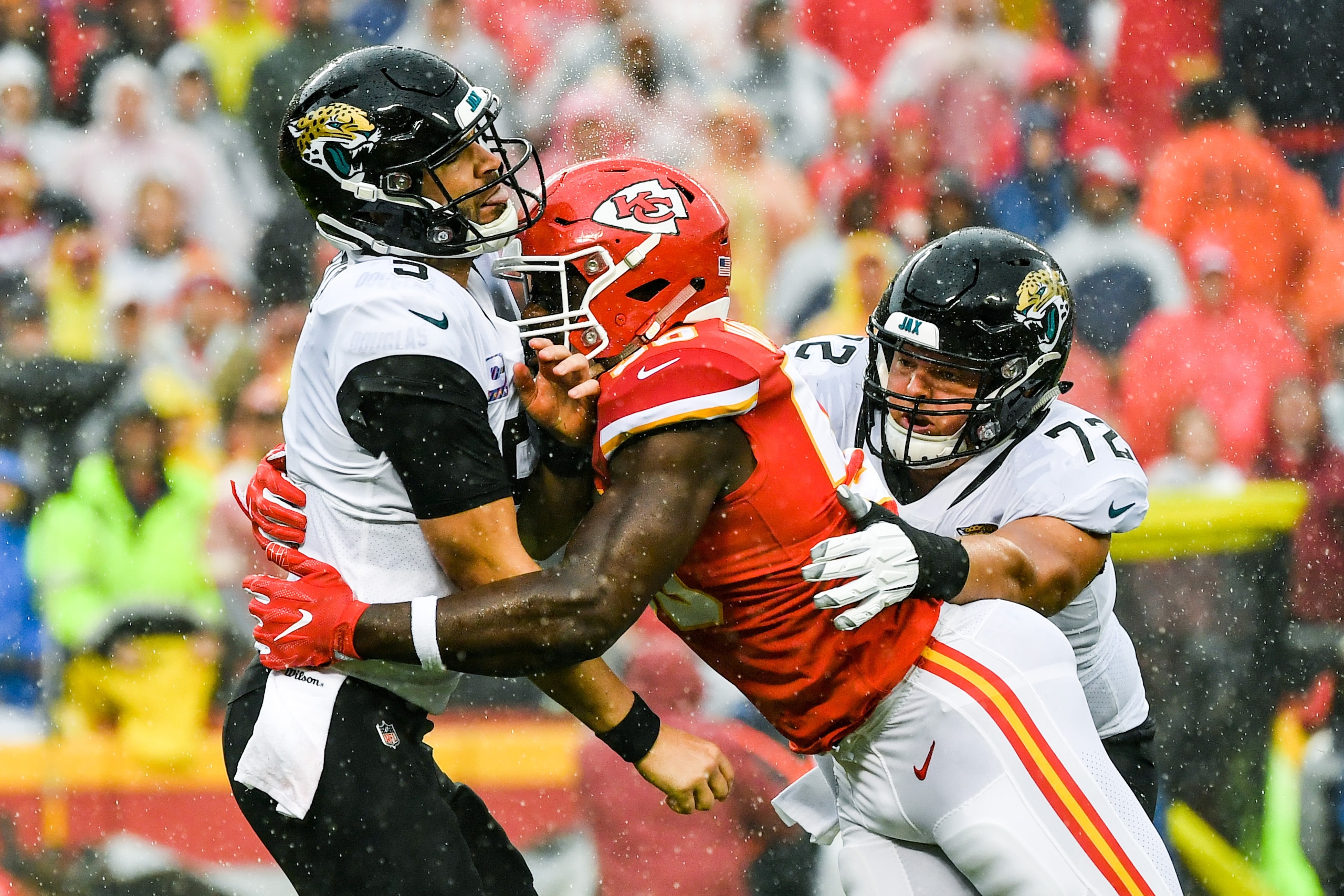 KANSAS CITY, MO - OCTOBER 7: Justin Houston #50 of the Kansas City Chiefs attempts to sack Blake Bortles #5 of the Jacksonville Jaguars during the first quarter of the game at Arrowhead Stadium on October 7, 2018 in Kansas City, Missouri. (Photo by Peter 