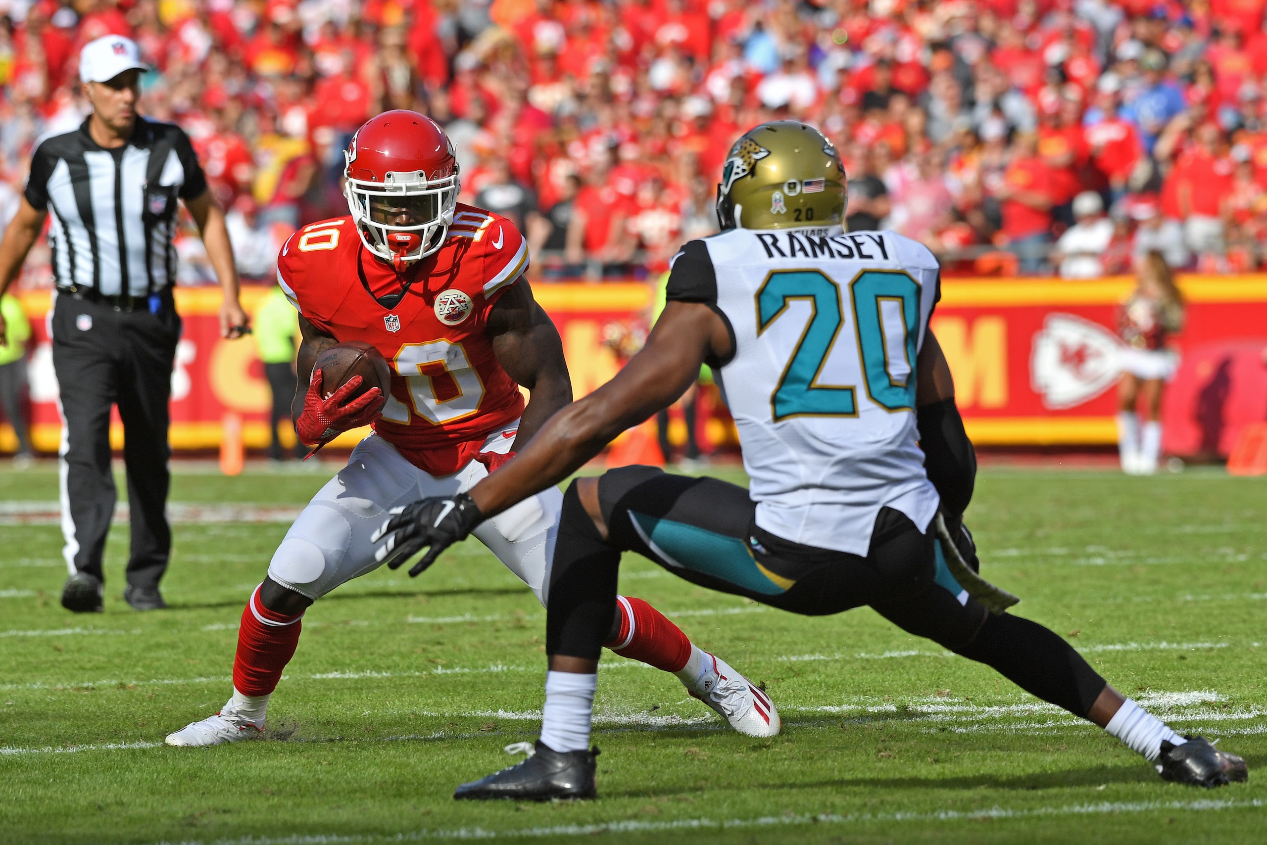 KANSAS CITY, MO - NOVEMBER 06:  Wide receiver Tyreek Hill #10 of the Kansas City Chiefs runs up field against defensive back Jalen Ramsey #20 of the Jacksonville Jaguars during the first half on November 6, 2016 at Arrowhead Stadium in Kansas City, Missou