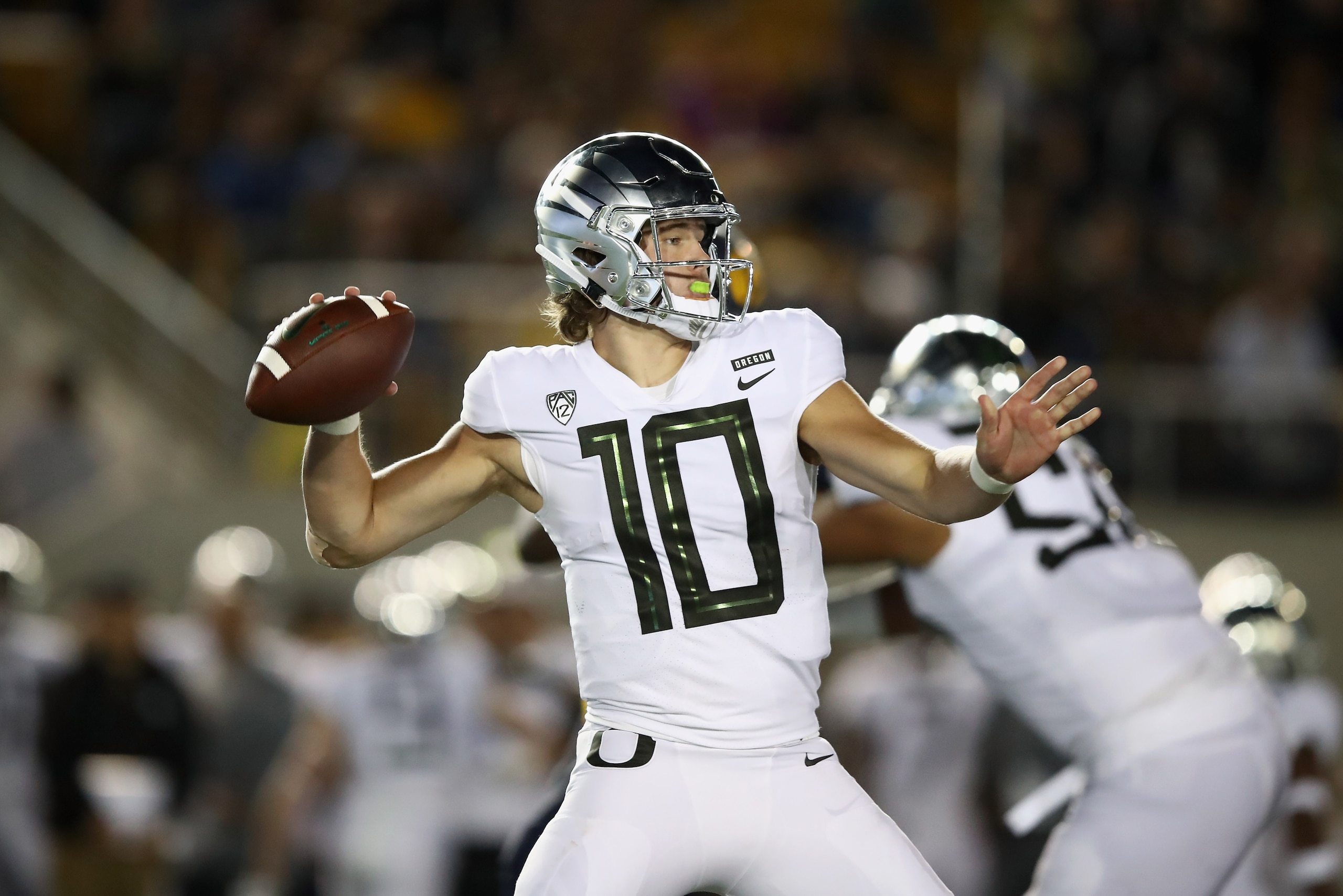 BERKELEY, CA - SEPTEMBER 29:  Justin Herbert #10 of the Oregon Ducks passes the ball against the California Golden Bears at California Memorial Stadium on September 29, 2018 in Berkeley, California.  (Photo by Ezra Shaw/Getty Images)