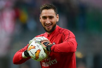 AC Milan's Italian goalkeeper Gianluigi Donnarumma warms up prior to the Europa League Group F football match between AC Milan and Olympiakos at the San Siro stadium on October 4, 2018 in Milan. (Photo by Miguel MEDINA / AFP)        (Photo credit should r