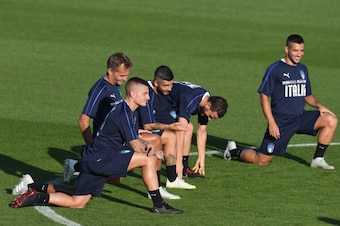 FLORENCE, ITALY - OCTOBER 08:  Marco Verratti of Italy (L) in action during a Italy training session at Centro Tecnico Federale di Coverciano on October 8, 2018 in Florence, Italy.  (Photo by Claudio Villa/Getty Images)